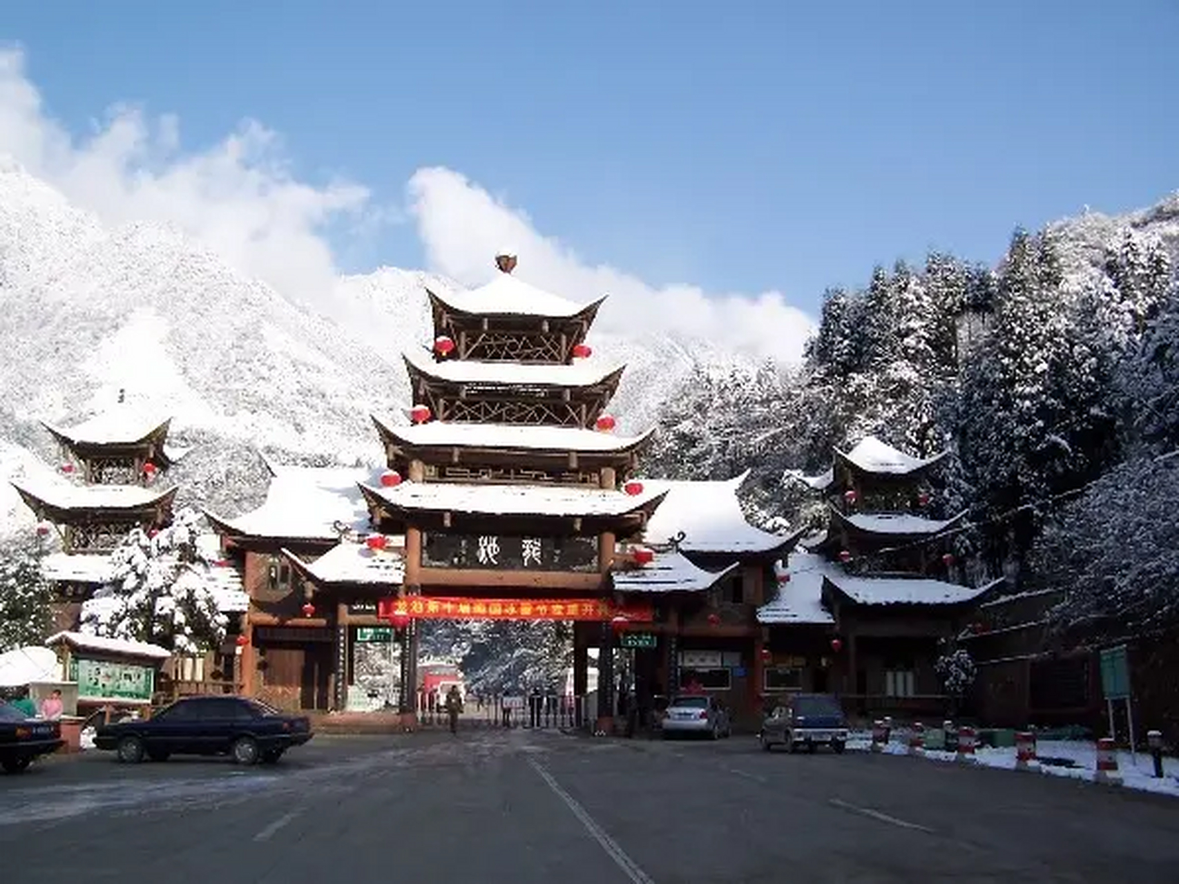 龙池森林公园滑雪场:位于都江堰龙池国家森林公园景内,滑雪场建有标准