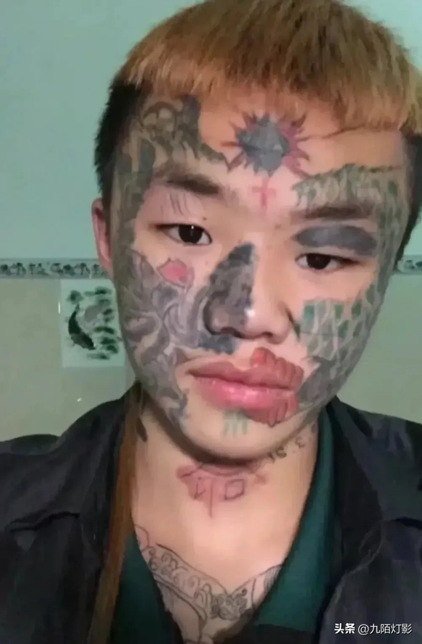 额头纹个太阳,腰间纹了四川战神,胸口还纹了三个男人.