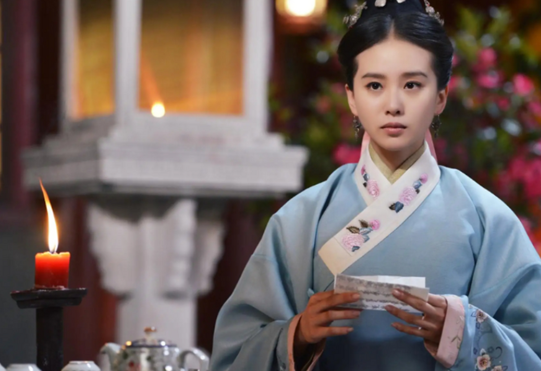 1627年冬,美艳的朱由校乳母客氏被按在凳子上接受鞭刑,在声声惨叫和