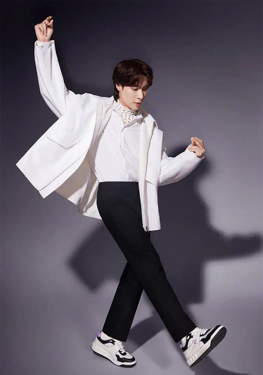 张艺兴#valentino生日特别推出onestud运动鞋,品牌代言人的"兴" 