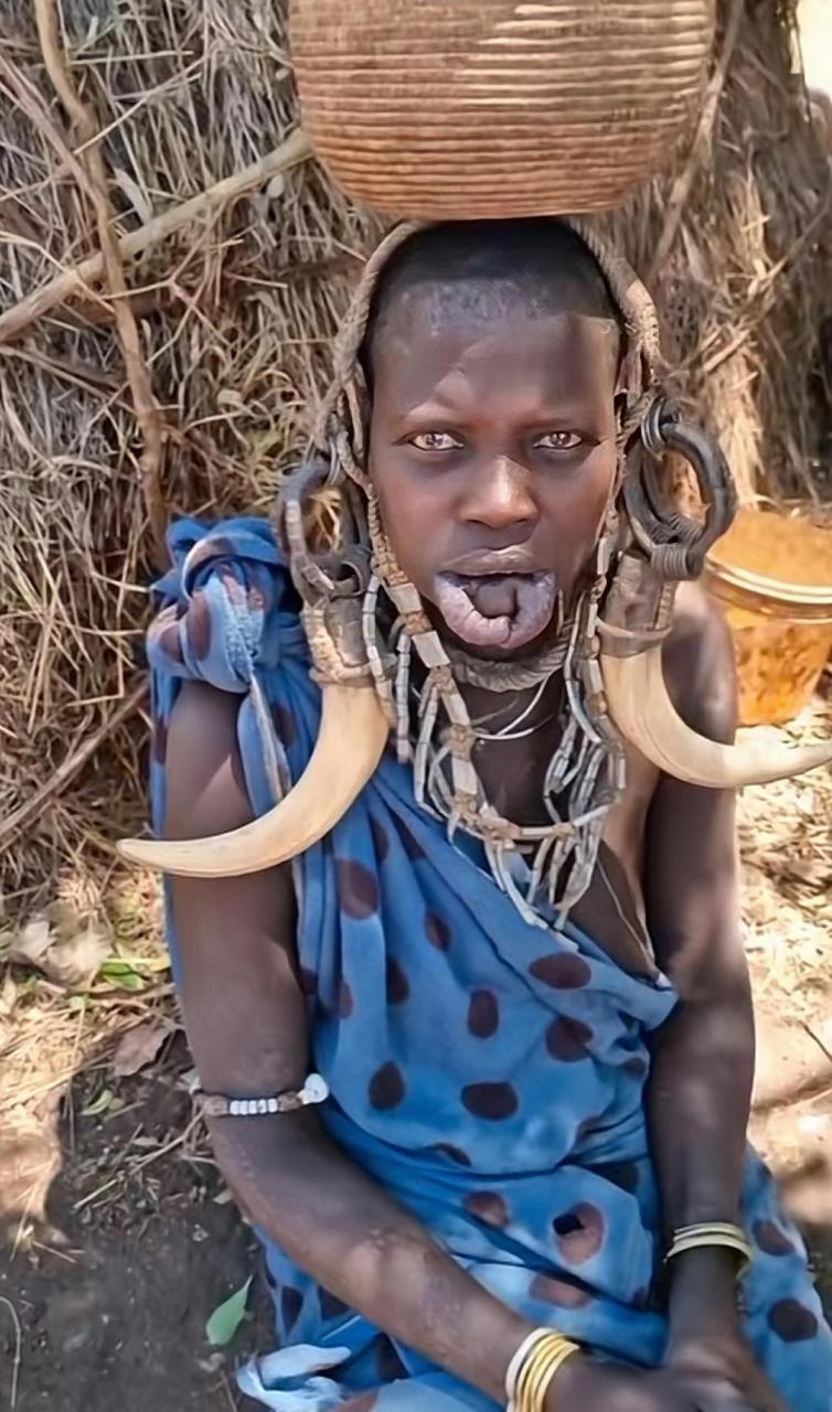 这是一位来自埃塞俄比亚的唇盘族女性,她们的生活真令人心疼.