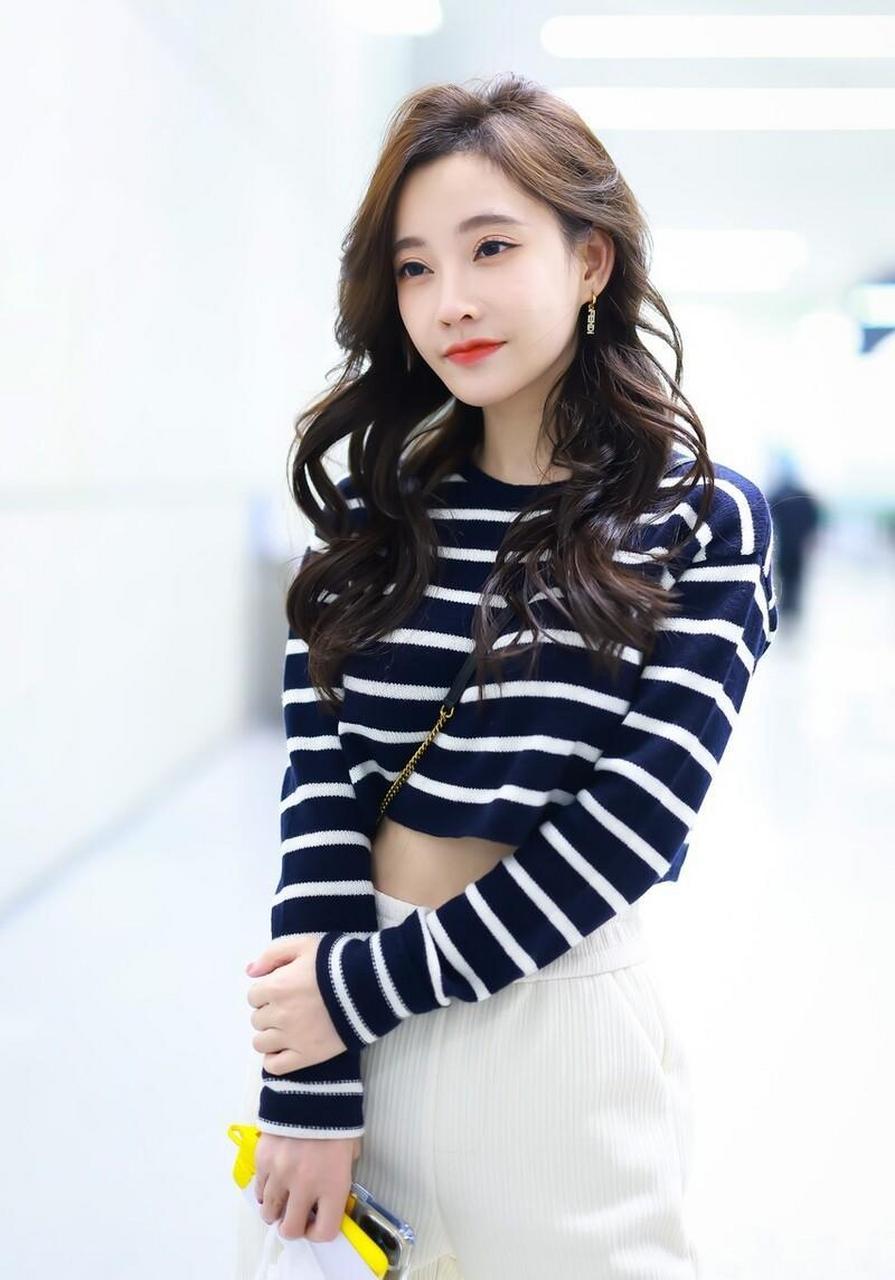 冯提莫机场街拍 海魂衫露脐短上衣 白色阔腿裤 厚底鞋简约时尚