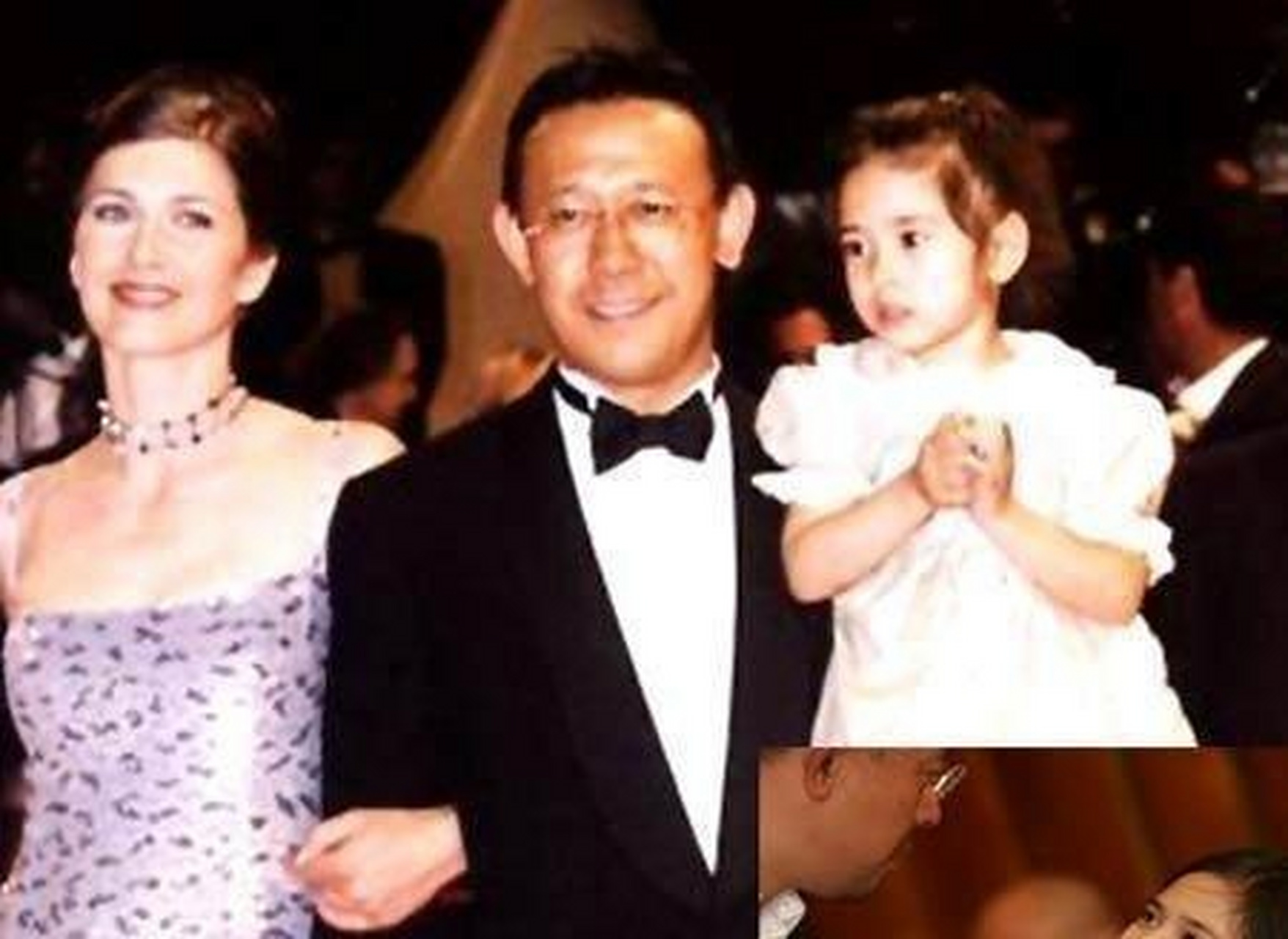 在生意上,姜文正为一部电影做准备,日夜工作,刘晓庆成了亲密恋人,厌倦