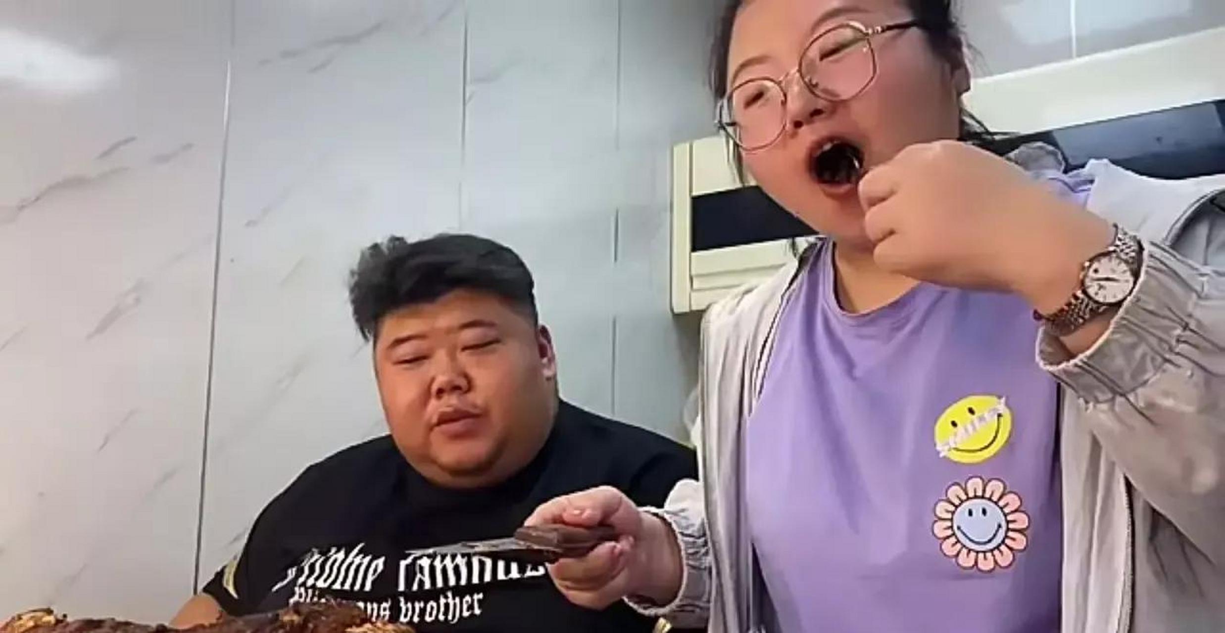 衡水网红胖猴子哥的老婆出镜,一米五,一百三十斤,戴着眼镜,看上去文质