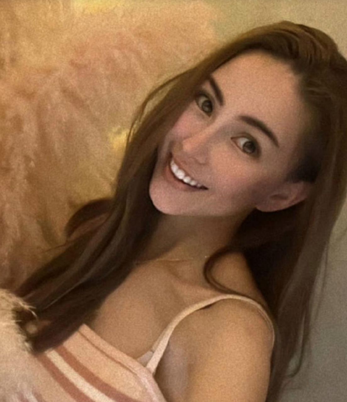 昆凌自拍总喜欢把滤镜开那么大,五官都不清晰了,鼻子那么立体让人好