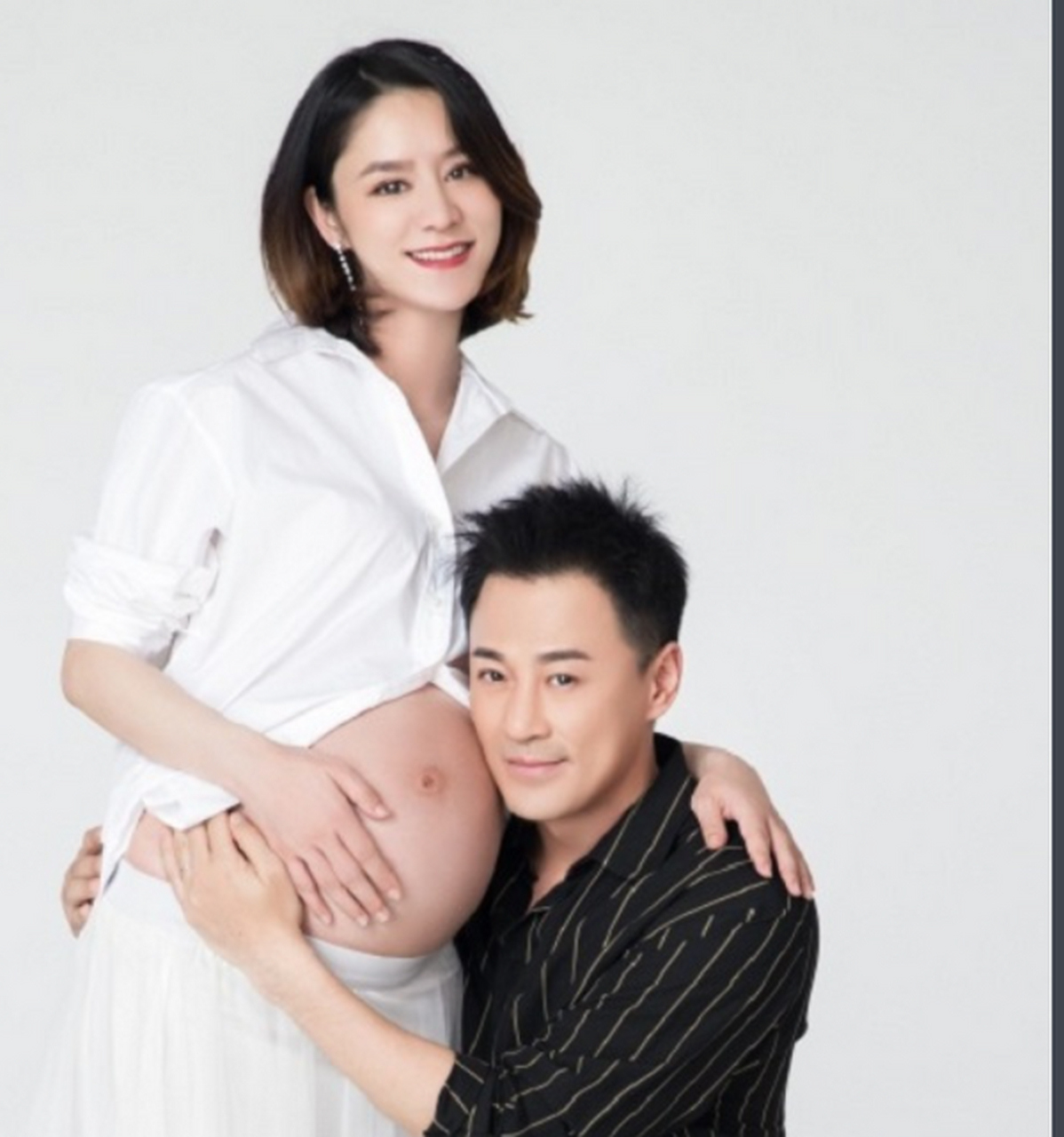 林峯张馨月夫妇遛娃日常温馨有爱,2岁"格格"开粉色小车超萌.