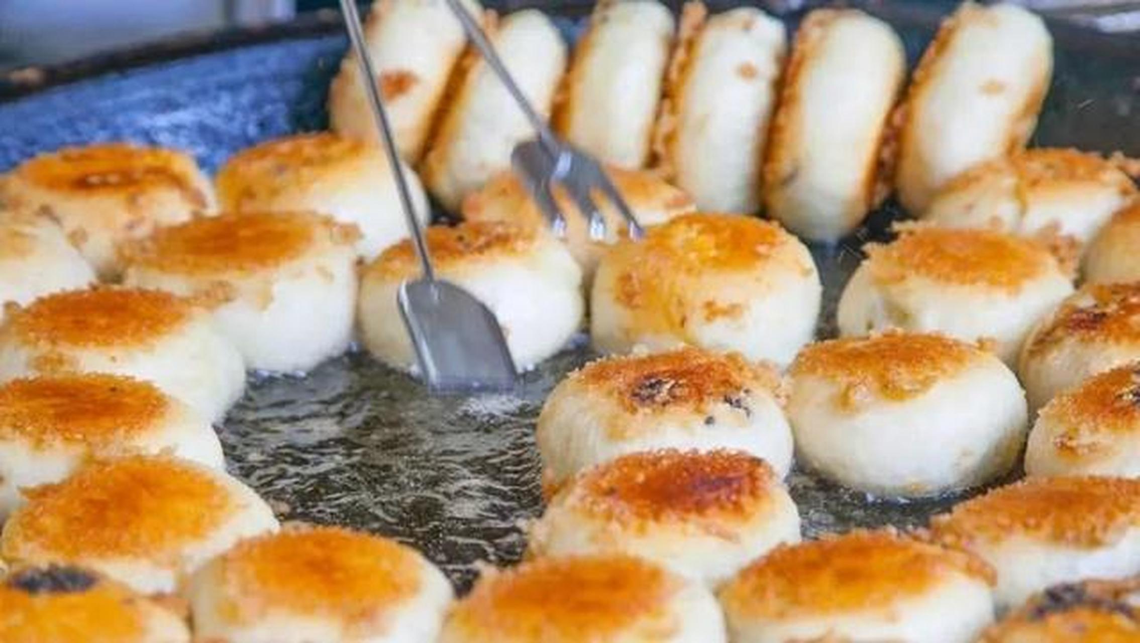 汽水包,不像蒸笼里软和和白胖胖的包子,它是加水再火煎,是经过千锤