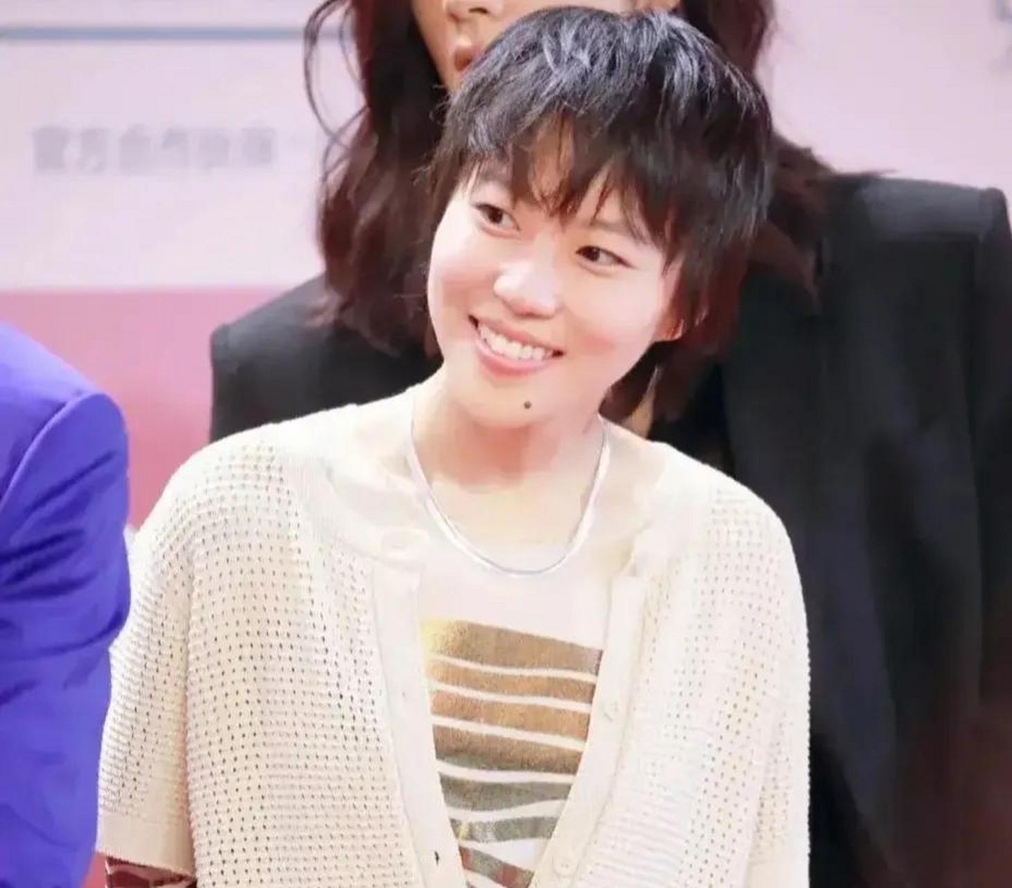 gif创作人# 王菲生下李嫣,斥资5000万买下北京晴翠园一套三层别墅