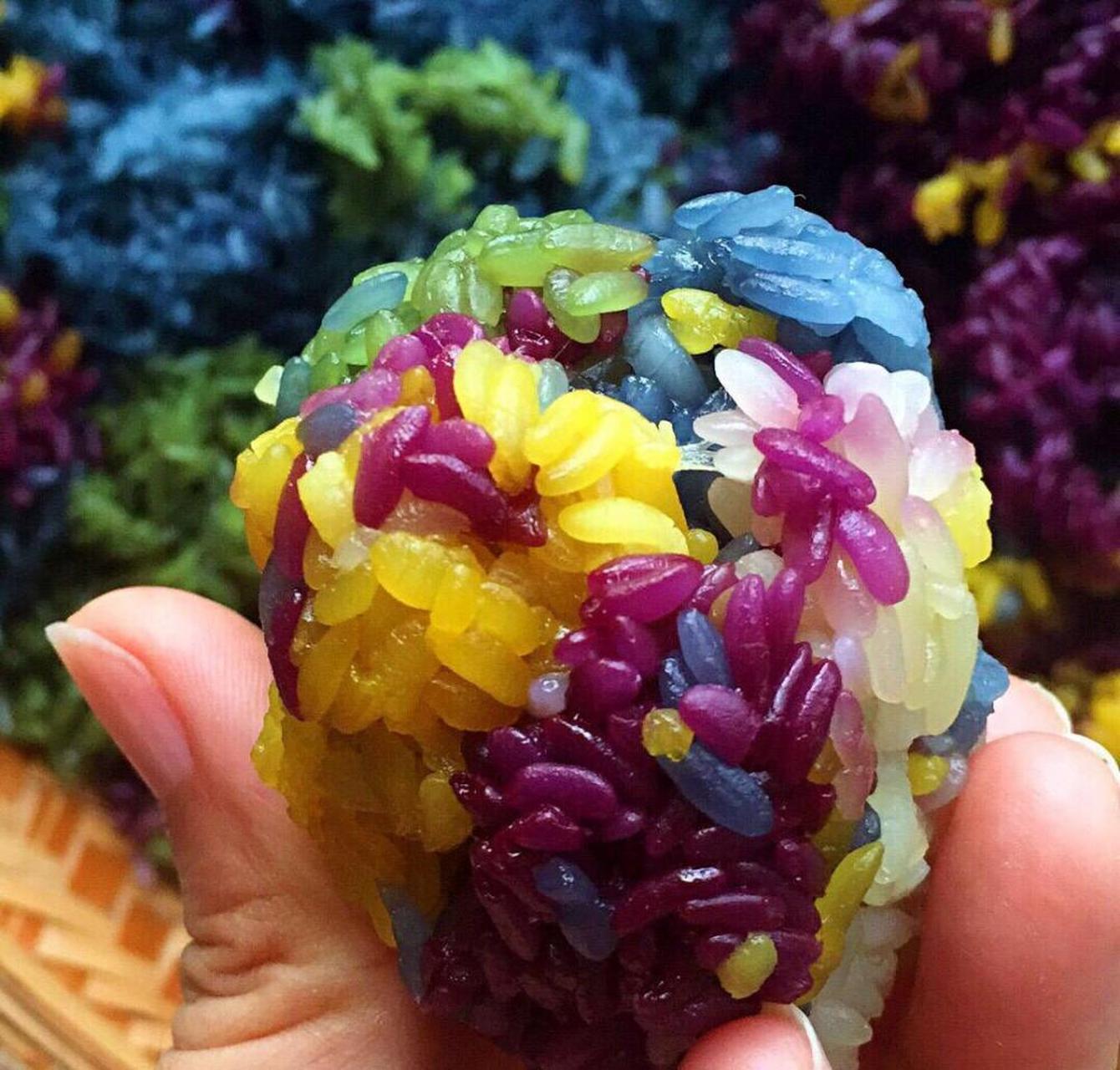 的五色糯米饭:其五彩缤纷,鲜艳诱人;优质糯米用采来紫蕃藤,黄花,枫叶