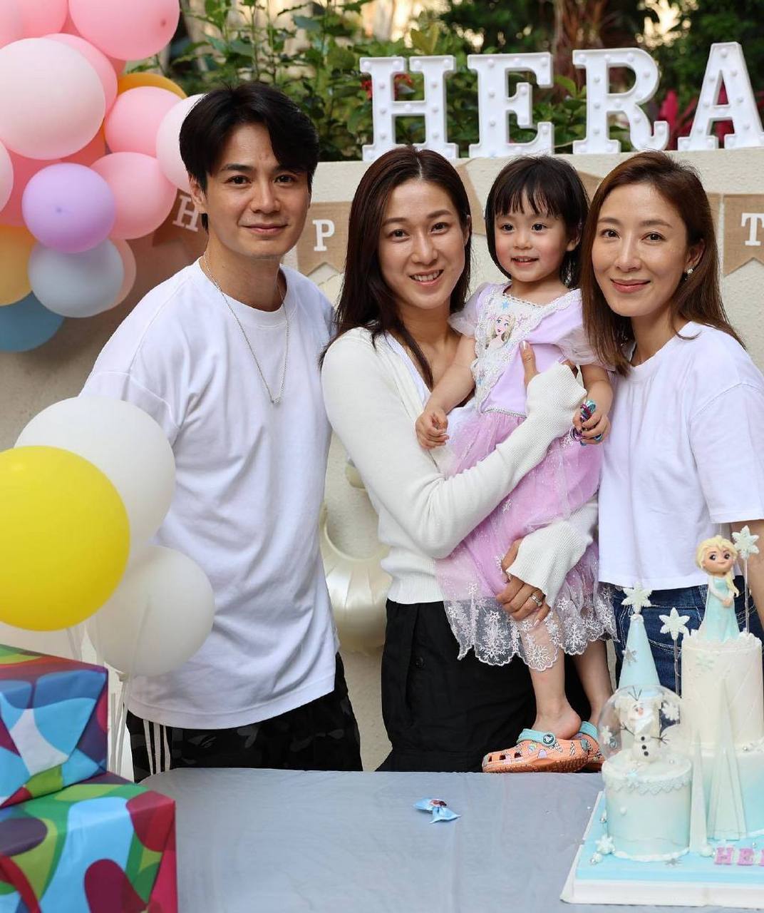 杨怡女儿珍珠妹三岁生日宴,老公罗仲谦以及姐姐杨卓娜一起庆祝,还有一