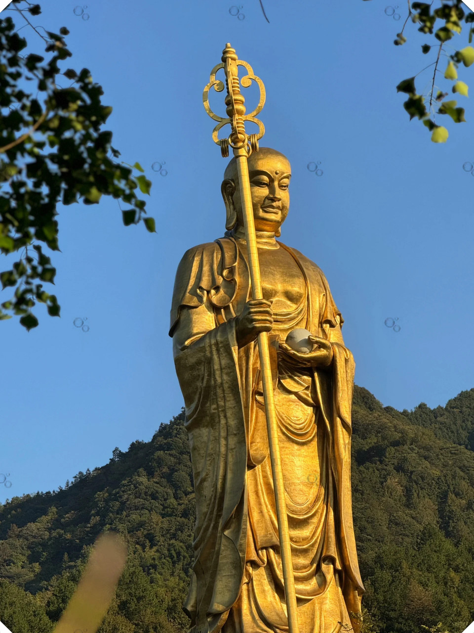 佛教四大圣山之一,九华山是地藏菩萨的道场  整座山区有99座大小寺庙.