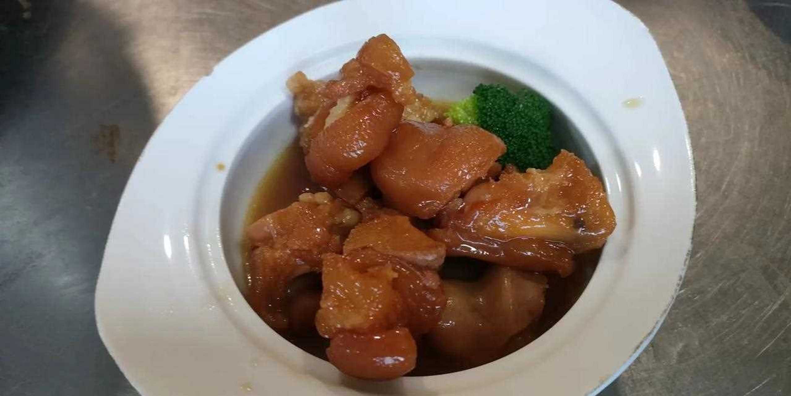 今天做了一道广式猪脚姜,咸香四溢,带一点点酸甜口感冷藏一下味道更佳