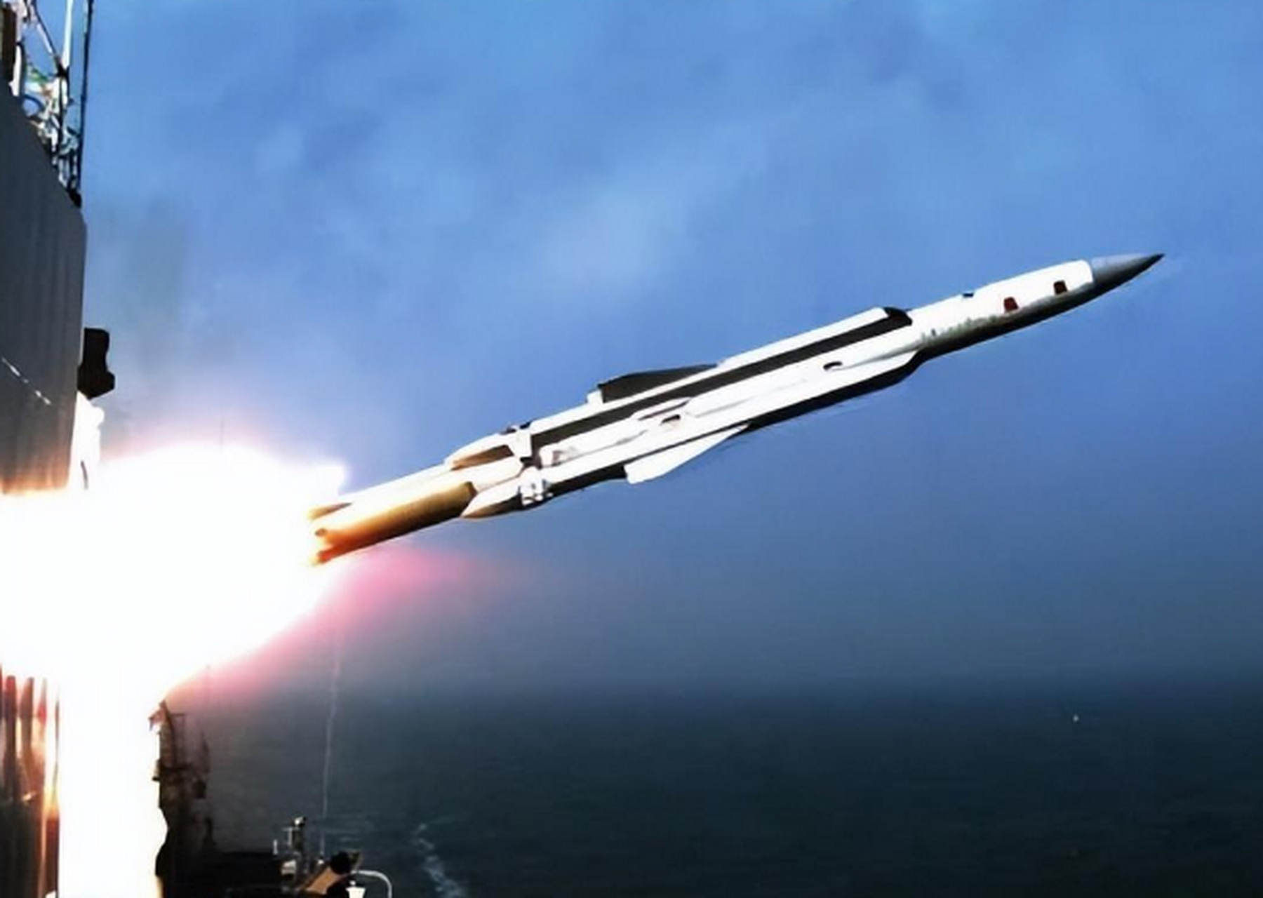 央视曝光鹰击12反舰导弹射程,令我们放心,美国不高兴又无可奈何.