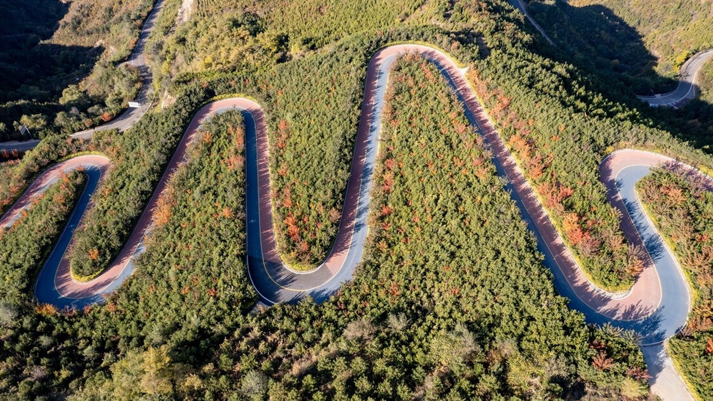 山西太原东西山旅游公路有"云端上的彩虹路"之称,山林水色,群山相望