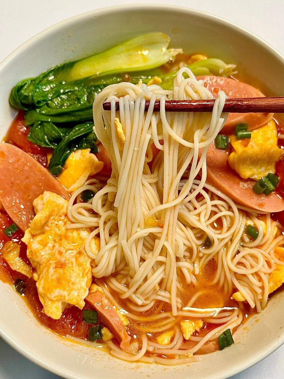 天冷了,早上来一碗热气腾腾的番茄鸡蛋面,简单又营养  准备食材:面条