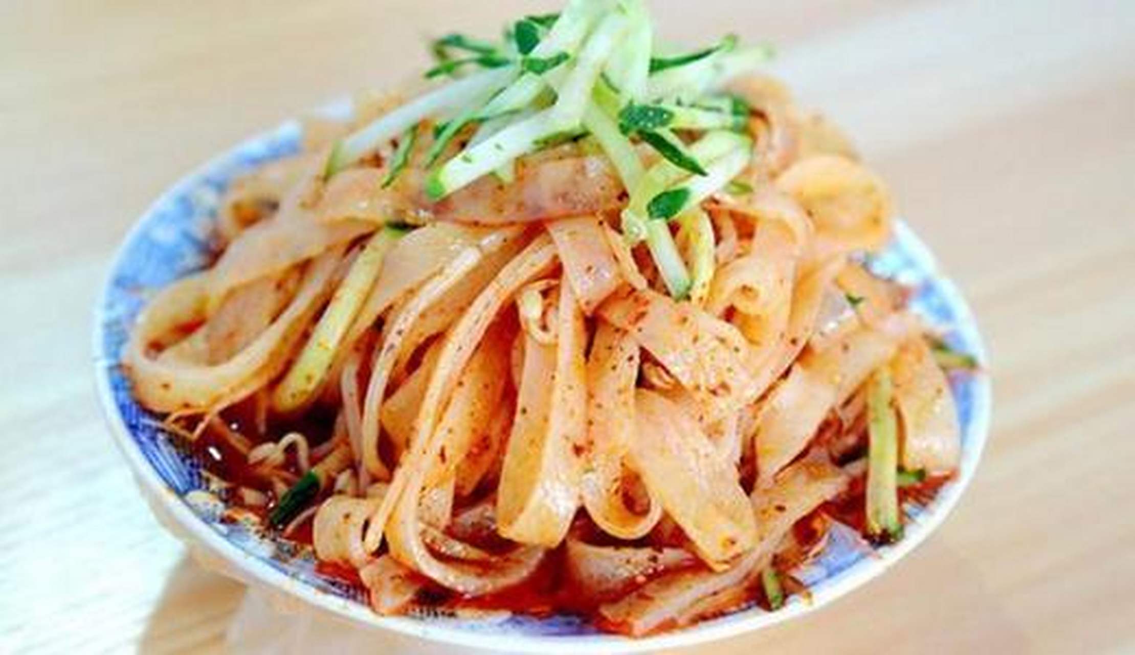 4月放肆吃#擀面皮:在宿迁,擀面皮也是一个比较常见的特色小吃,顺栽