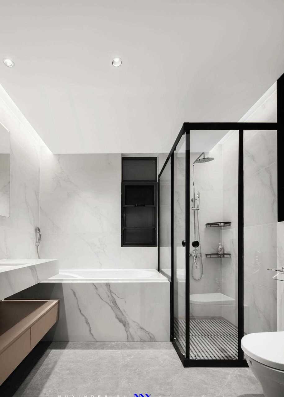 布局[偷笑]  卫生间呈正方形布局,所以在洗漱台,浴缸,淋浴间的设计上