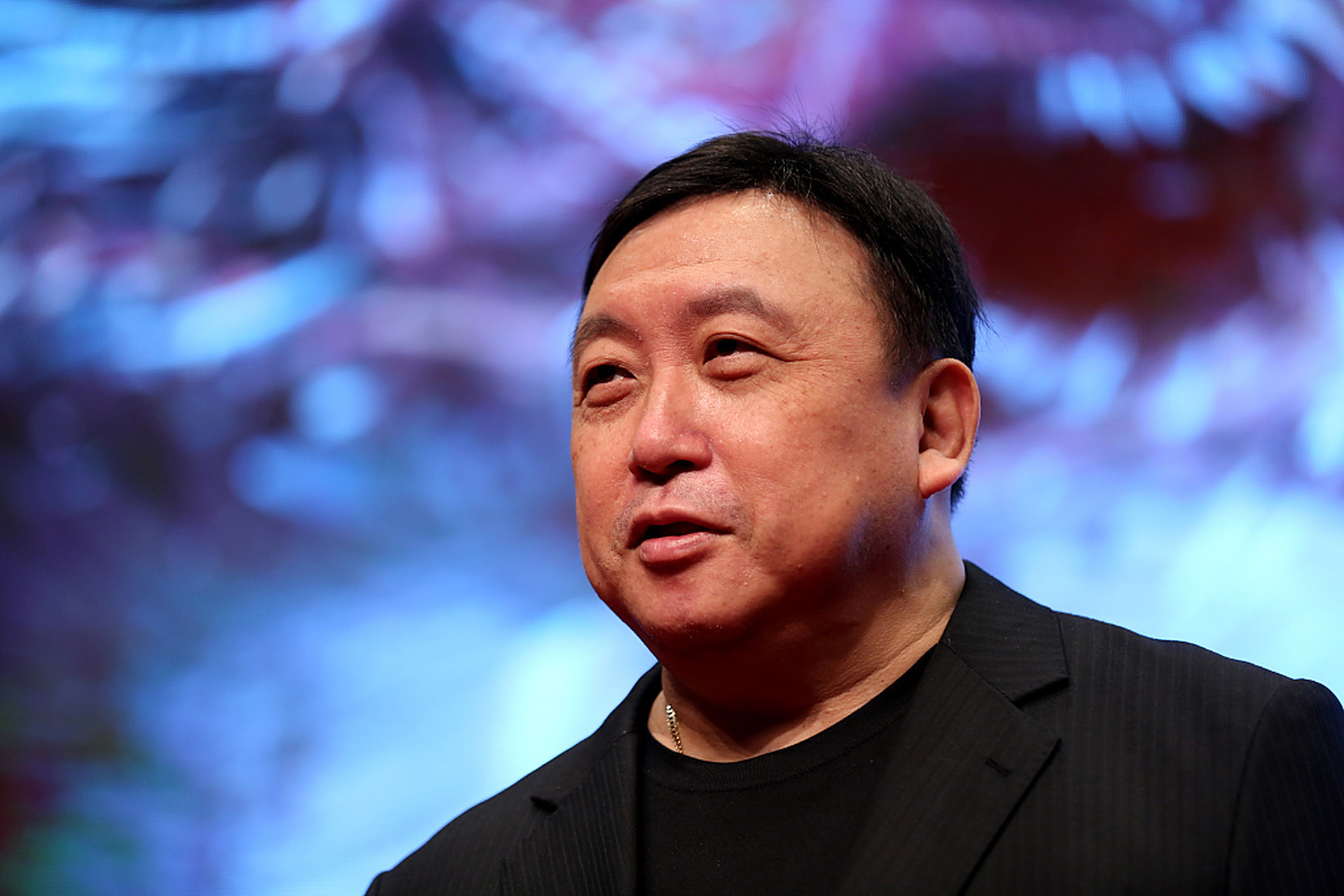 1992年,《鹿鼎记》即将开拍,王晶对向华强说:"把温兆伦换掉,这样咱们