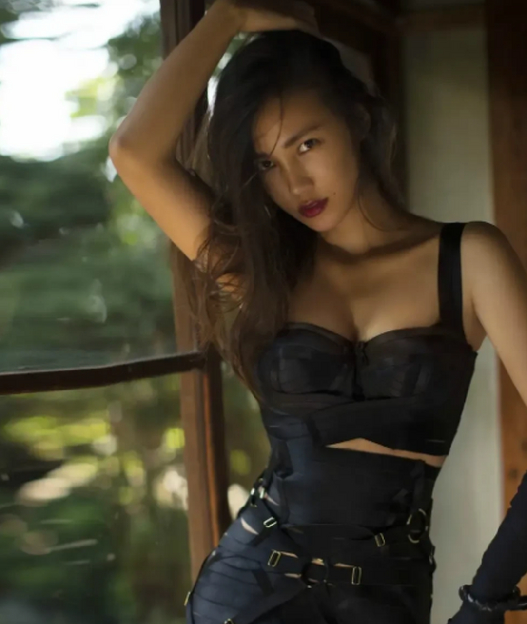 穿黑色内衣为维密拍代言大片秀身材,气质不输女明星.