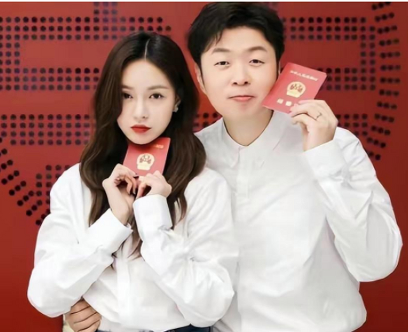 杜海涛夫妇甜蜜约会,手托老婆脸蛋超宠溺,沈梦辰靠老公怀里撒娇