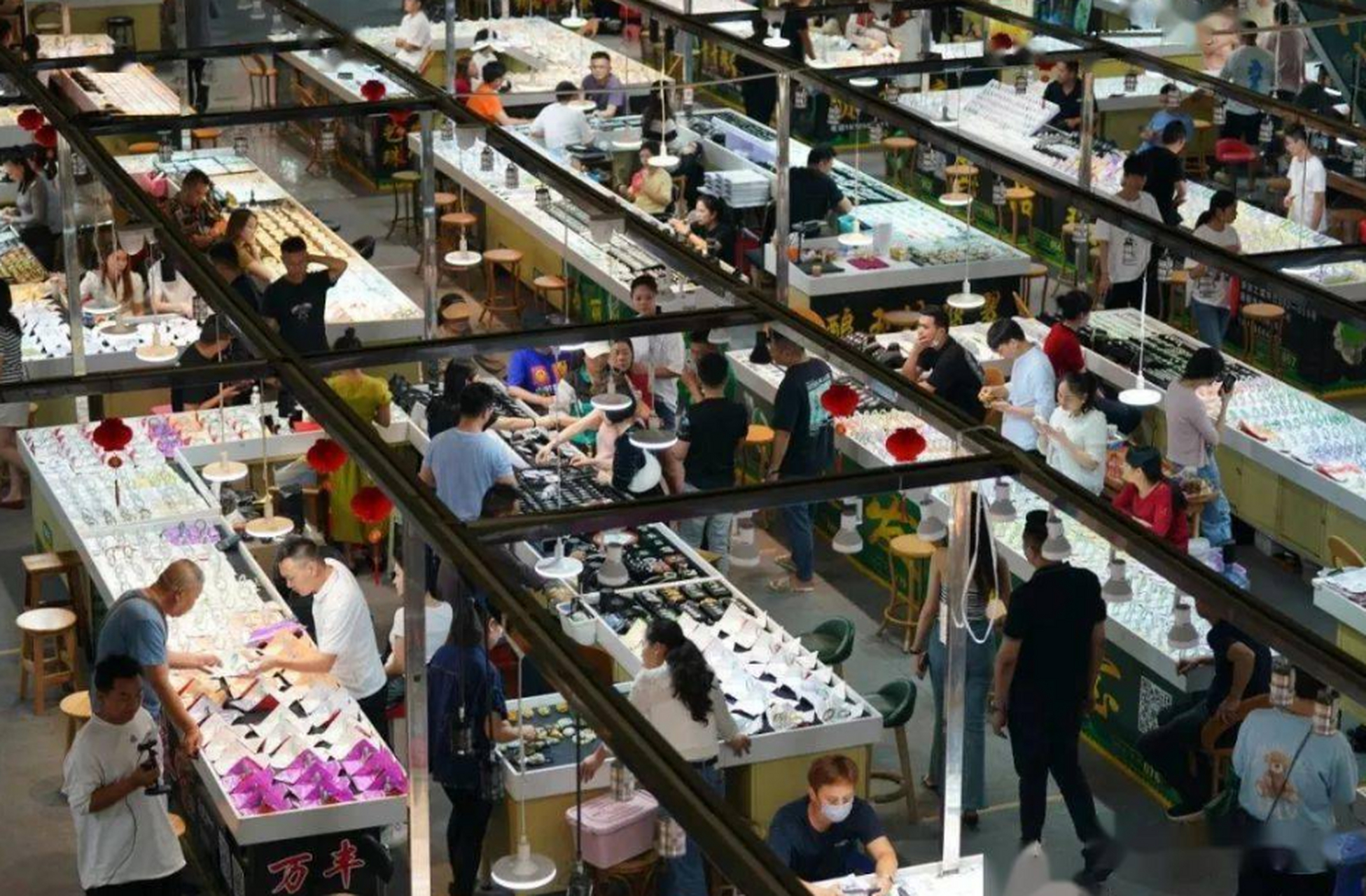 翡翠价格三年翻倍,云南瑞丽珠宝直播日成交超2000万元 据多家媒体报道