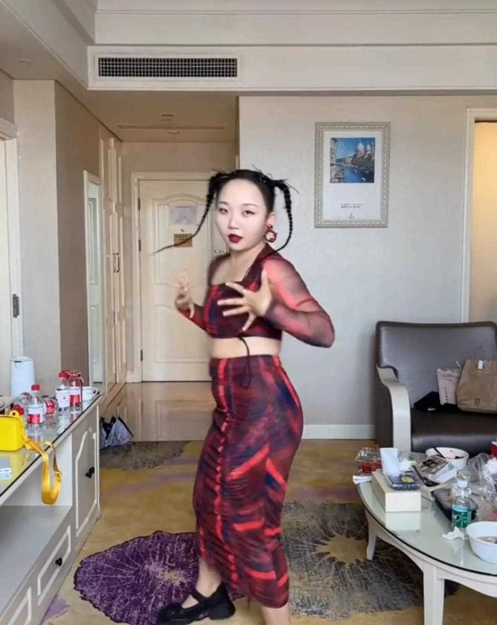 辣目洋子穿着这身衣服跳舞好像一条扭动的红紫色毛毛虫,这么独特的