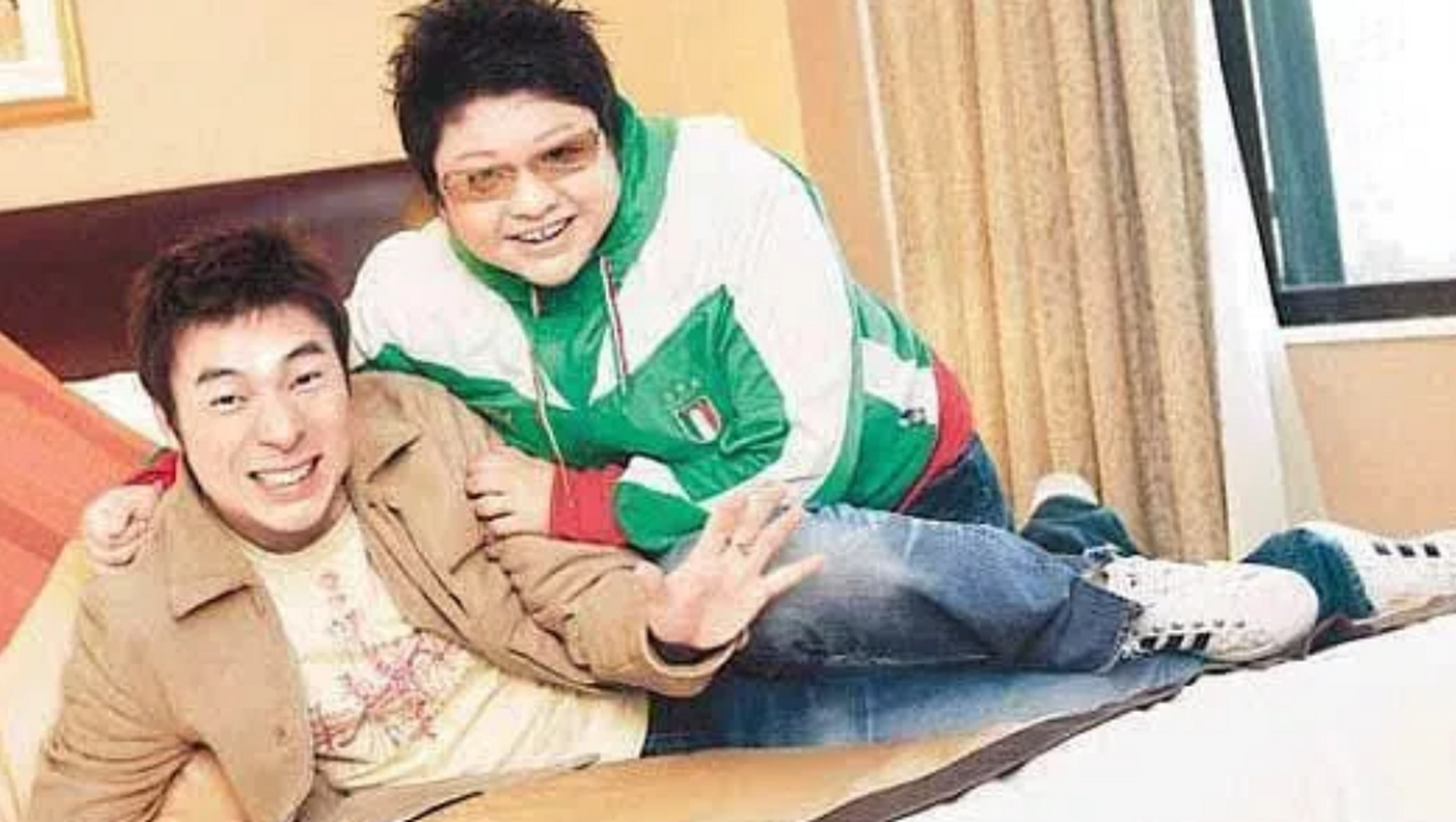 2005年,打着醉酒名义的许志安,街头强吻韩红10多秒,结束后许志安还