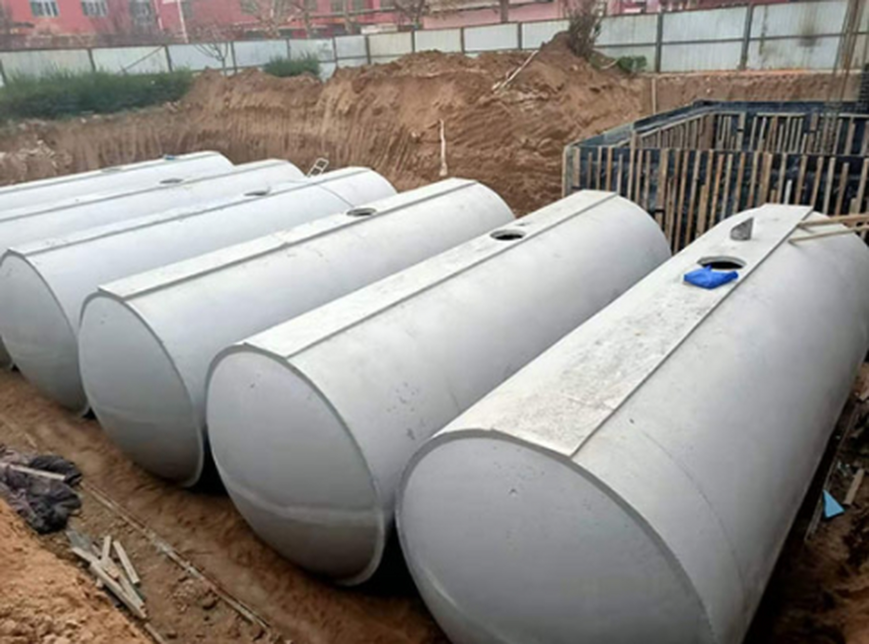 水泥化粪池的特点: 预制混凝土污水处理化粪池,是在现浇钢筋混凝土理