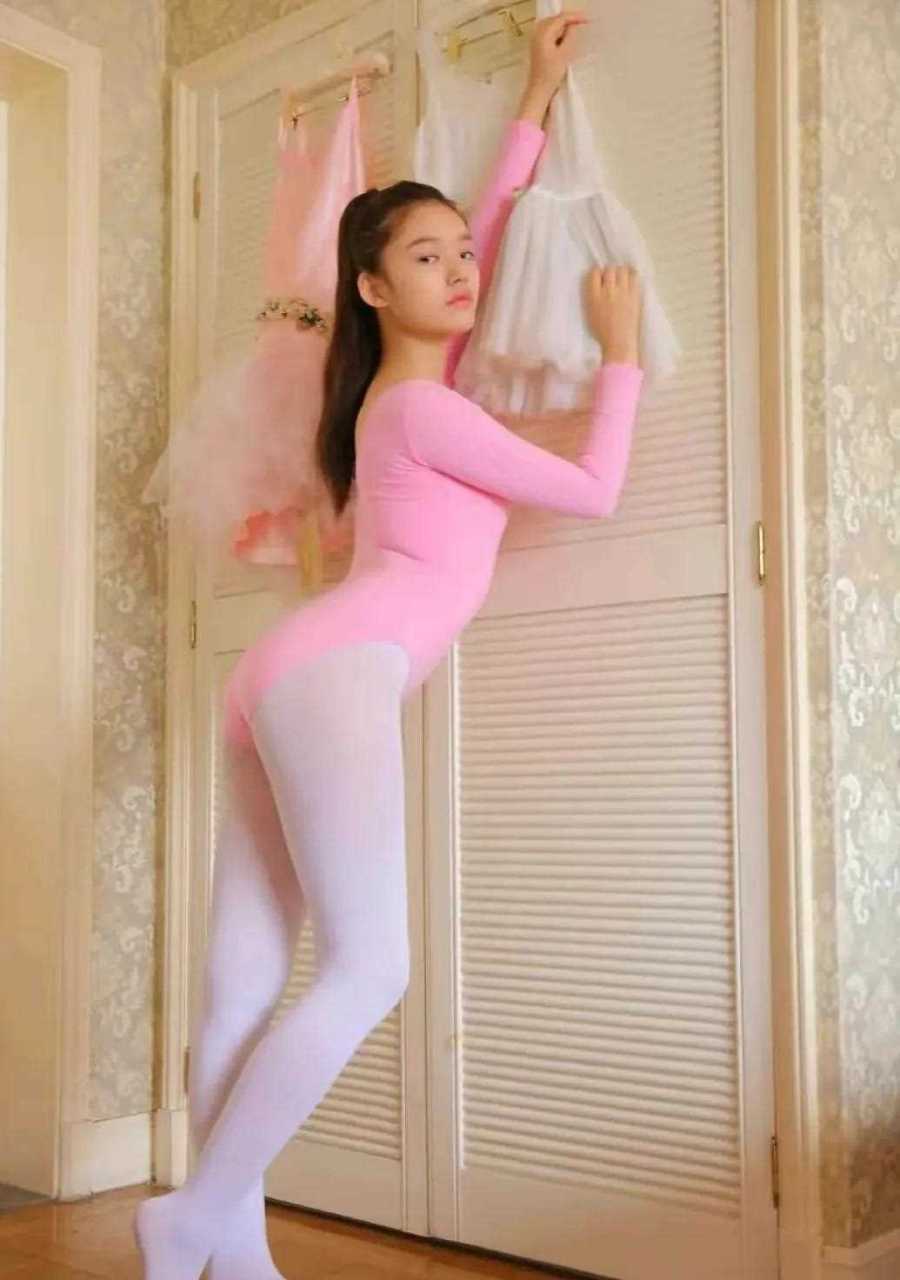 林允早期写真 粉色芭蕾舞蹈服搭配高马尾,清纯靓丽 也太了吧!