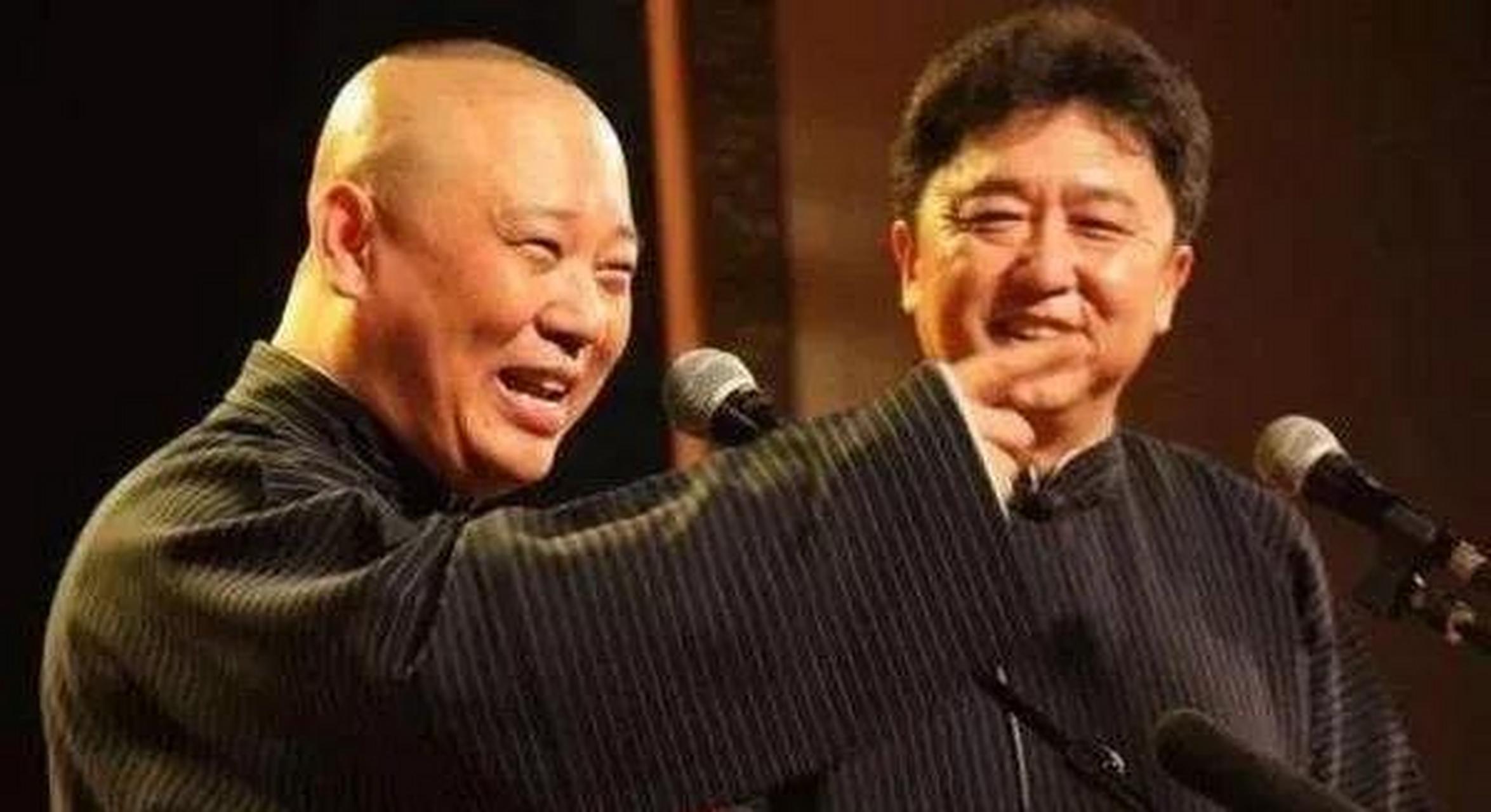 2010年,郭德纲于谦正在台上表演相声,突然,台下一名男观众站起身来