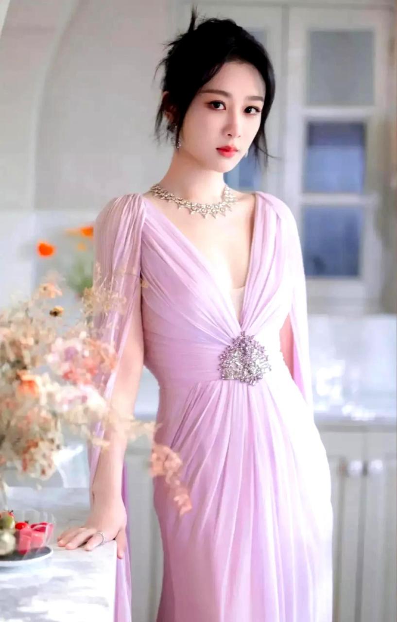2021年,她身穿kiyoko hata设计的粉紫色一字领长裙,配以立体花朵装饰