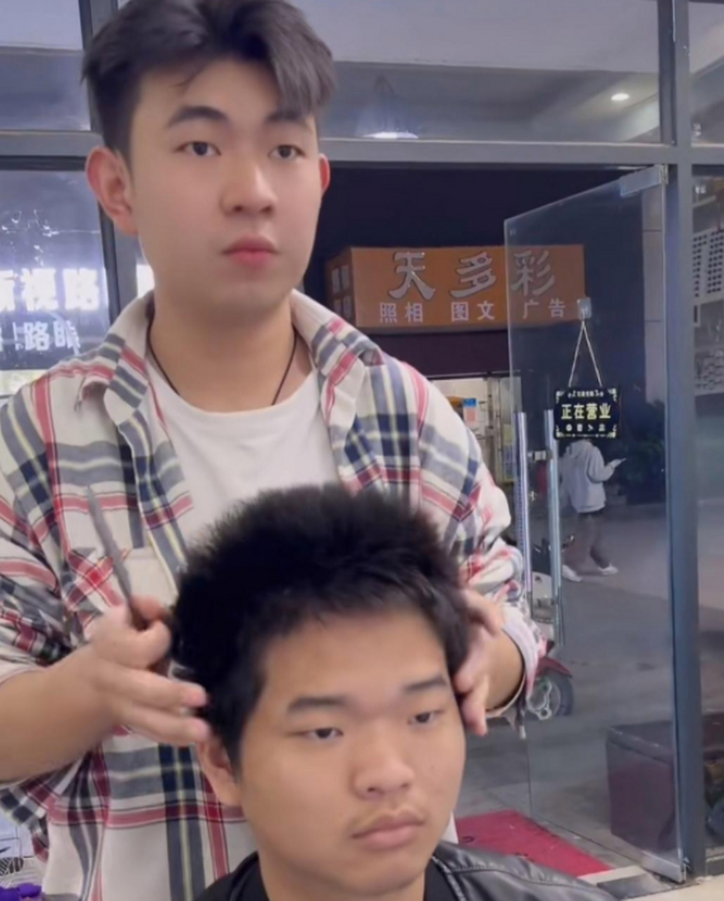 这发型可以当头盔用