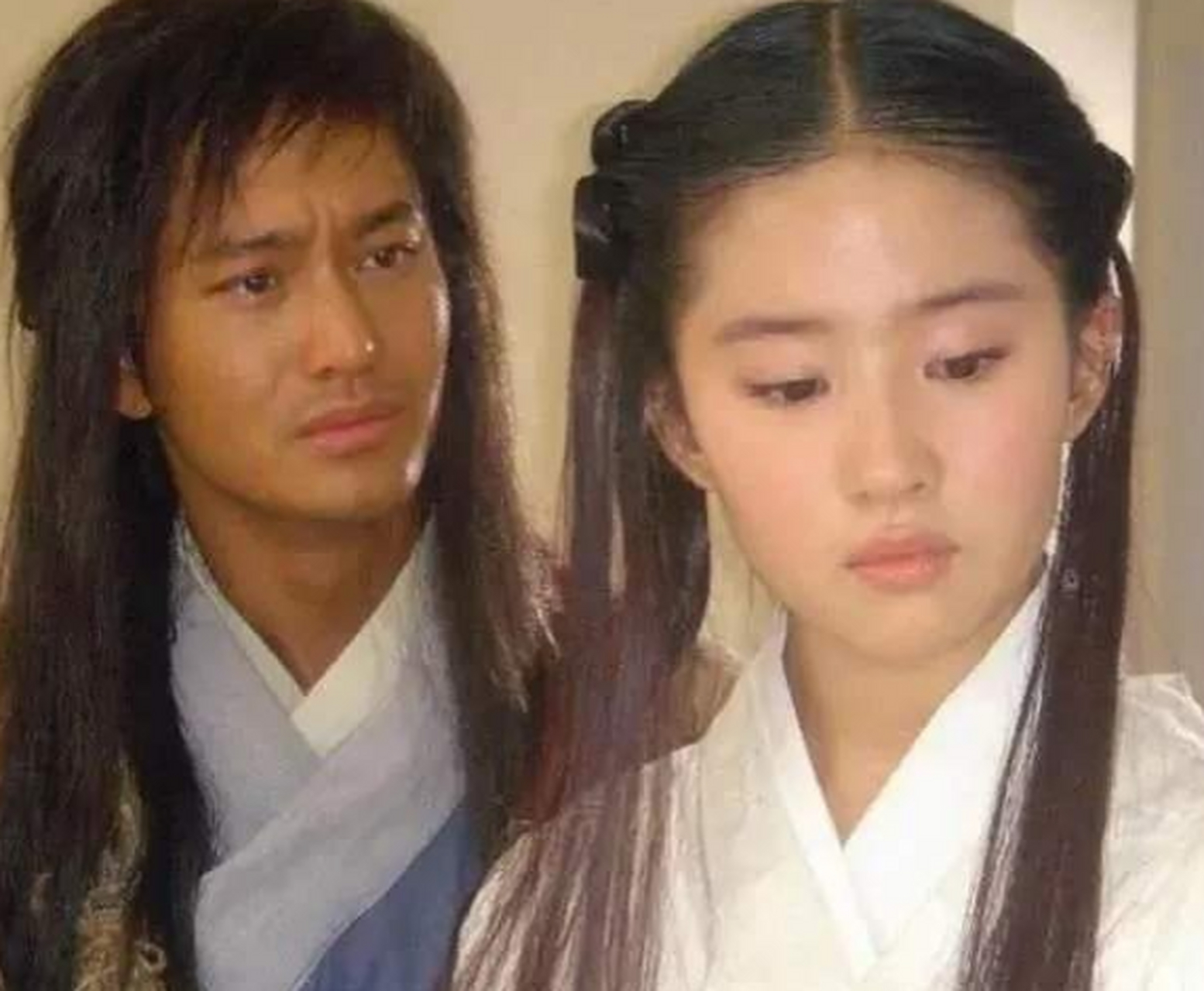 来看看聂远,黄晓明跟刘亦菲的杨过小龙女试妆照,这两版杨过差距太大了