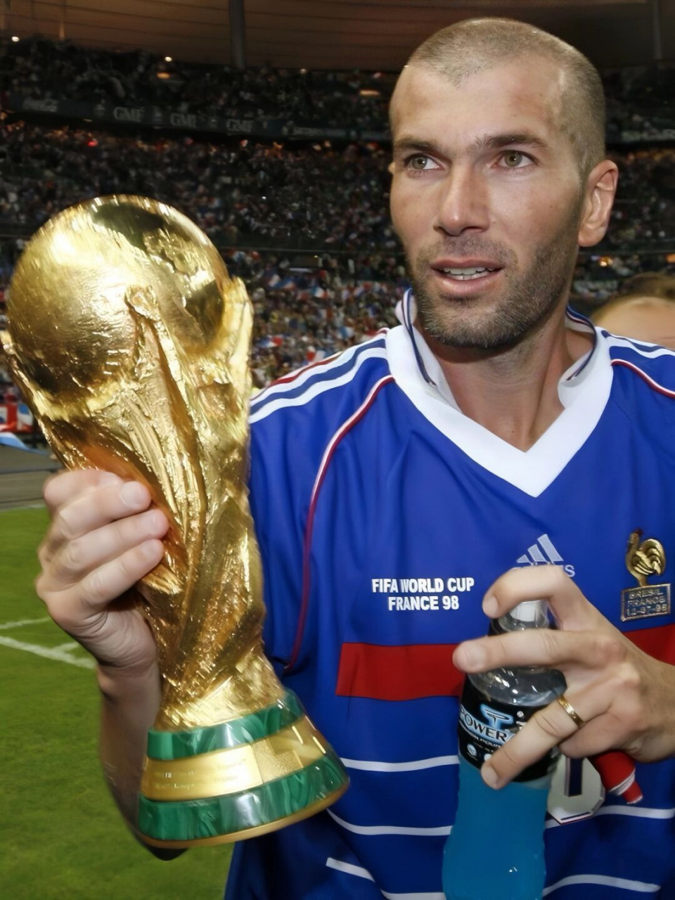 1989年,齐达内在戛纳足球俱乐部开始职业生涯