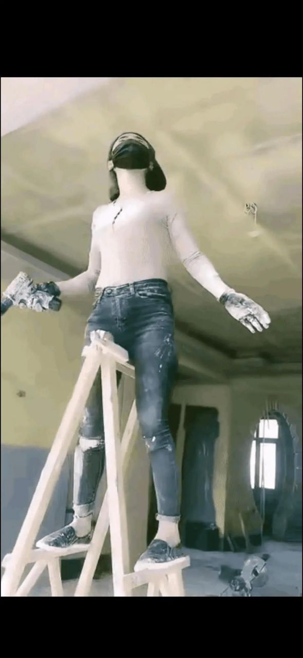 我敢说,这姑娘绝对是真正的干活人,一看走人字梯的功夫就知道了