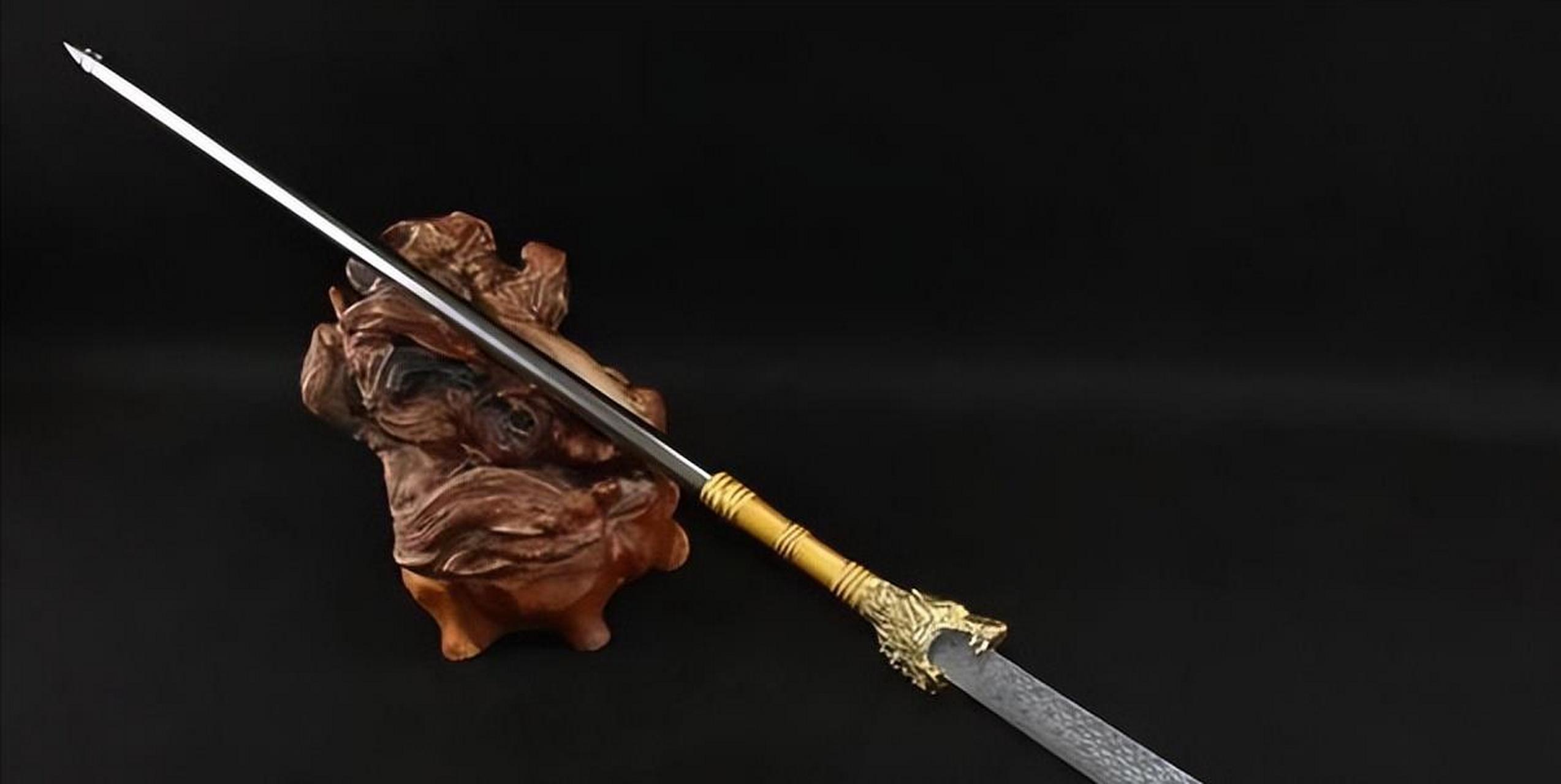 男子带青龙偃月刀来鉴宝,刀刃泛光,寒气逼人,刀柄处竟还有龙头装饰