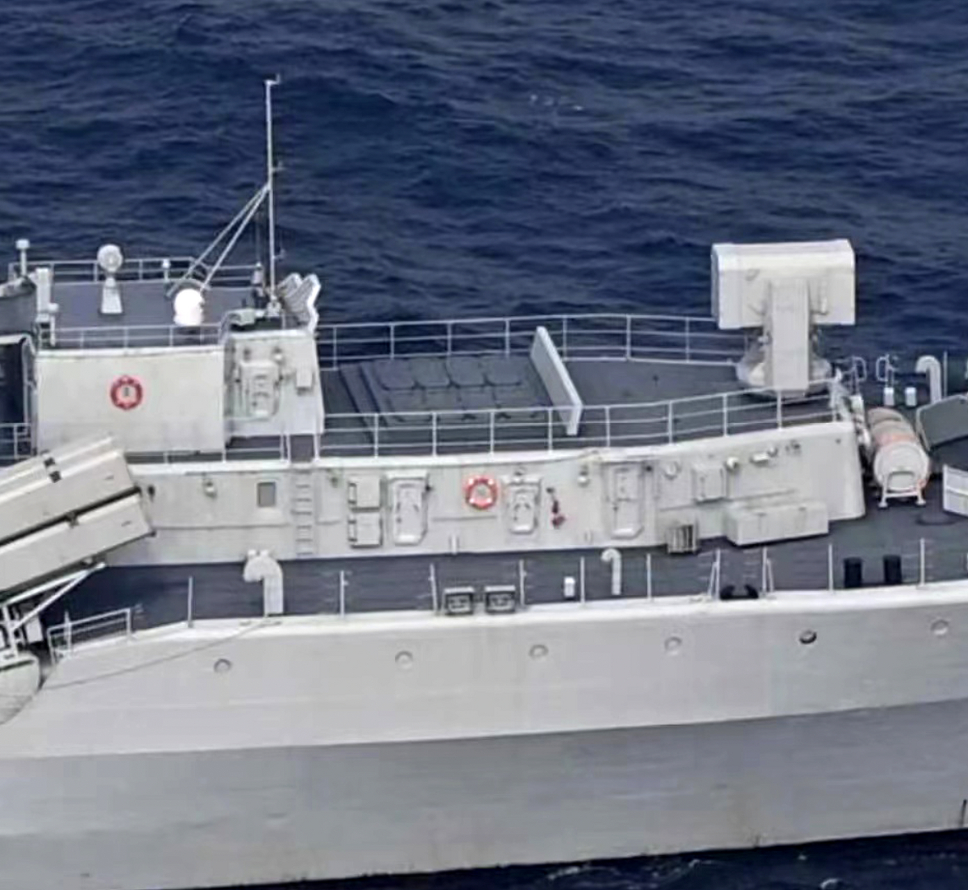 我国海军杭州舰,终于看到现代级导弹驱逐舰升级后的大图了.