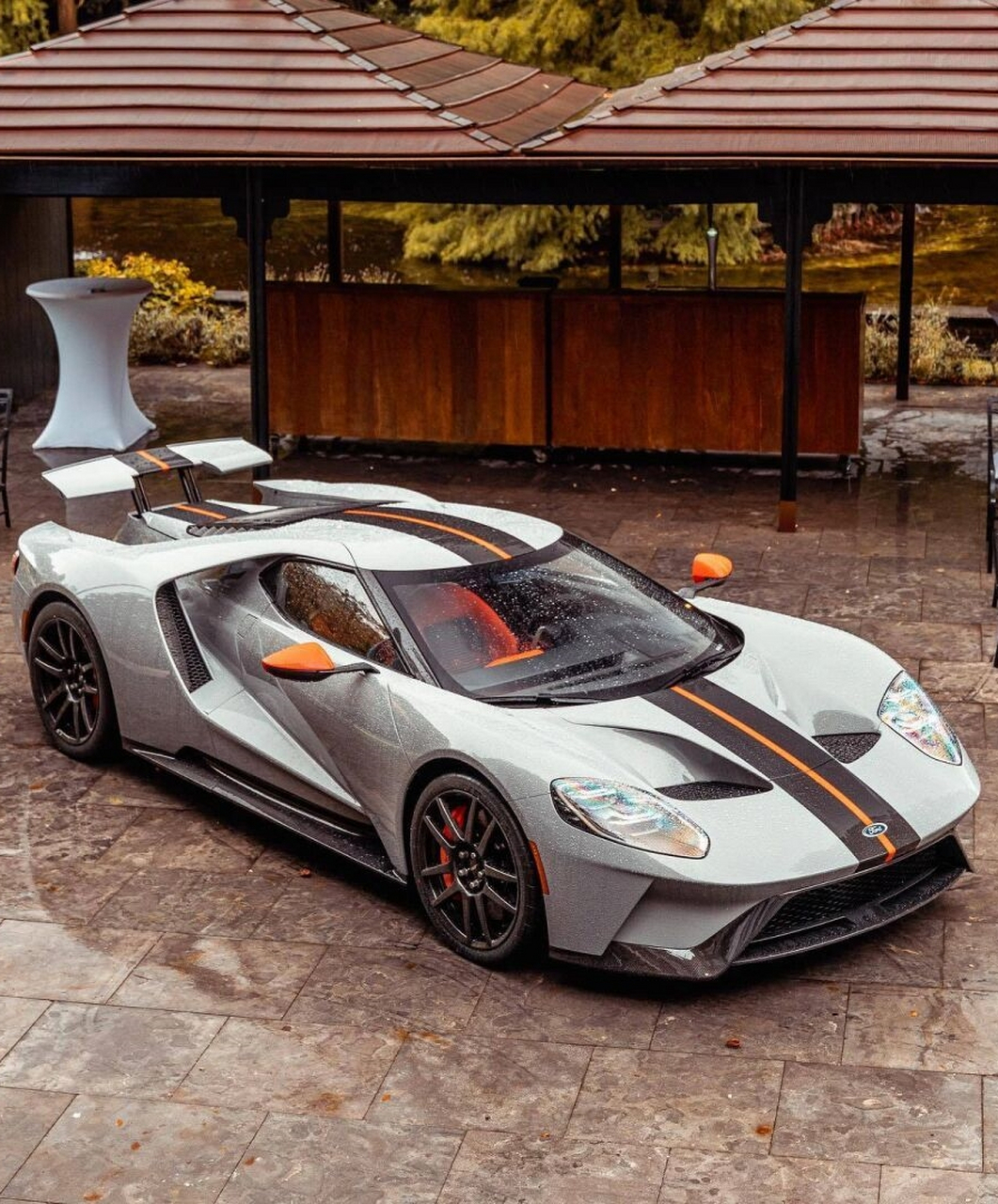 极速王者:福特gt超级跑车 福特gt是一款中置后驱超级跑车,它以强大的