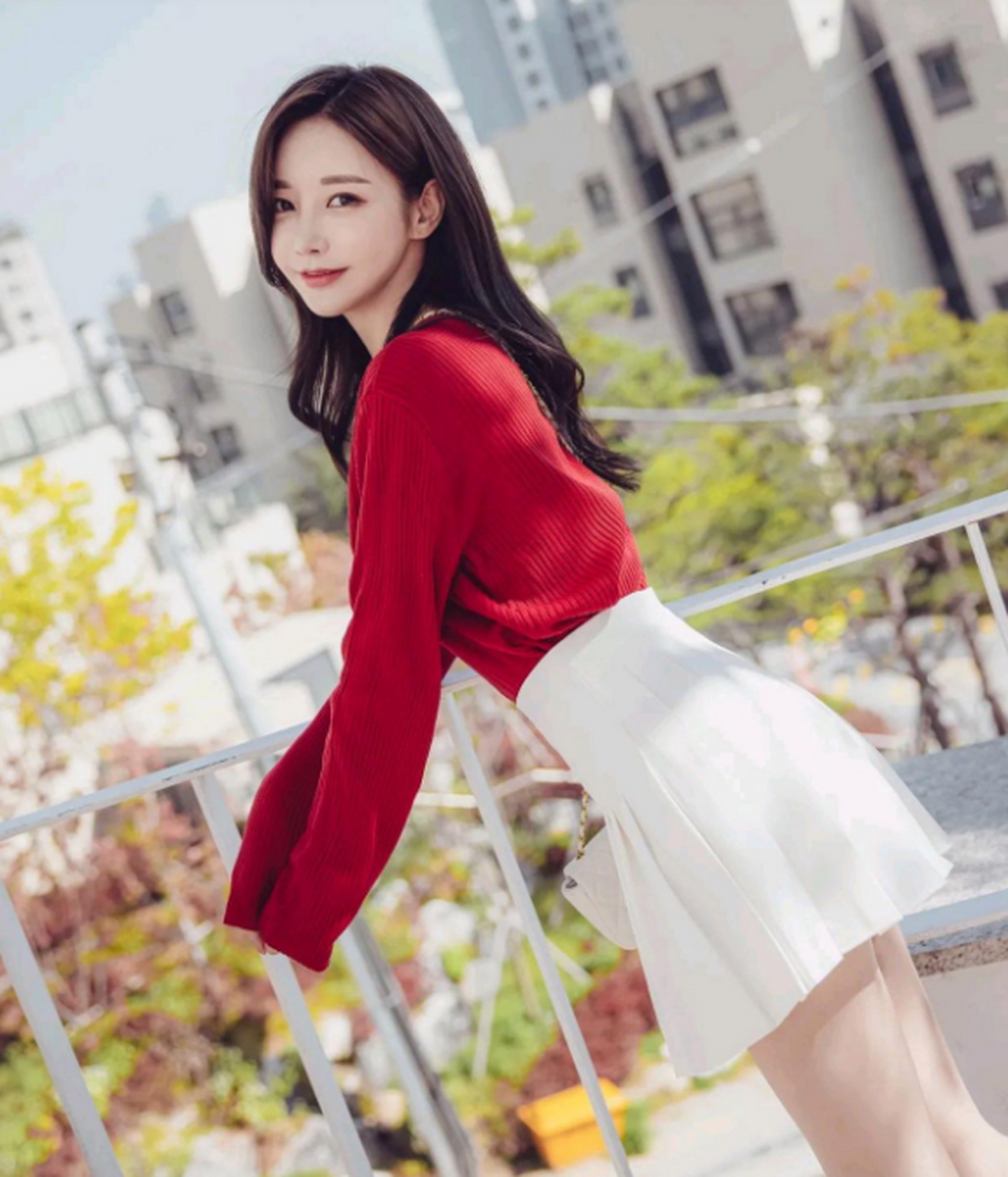 孙允珠,红色的长袖针织开衫,搭配白色高腰百褶裙,甜美可人,气质优雅