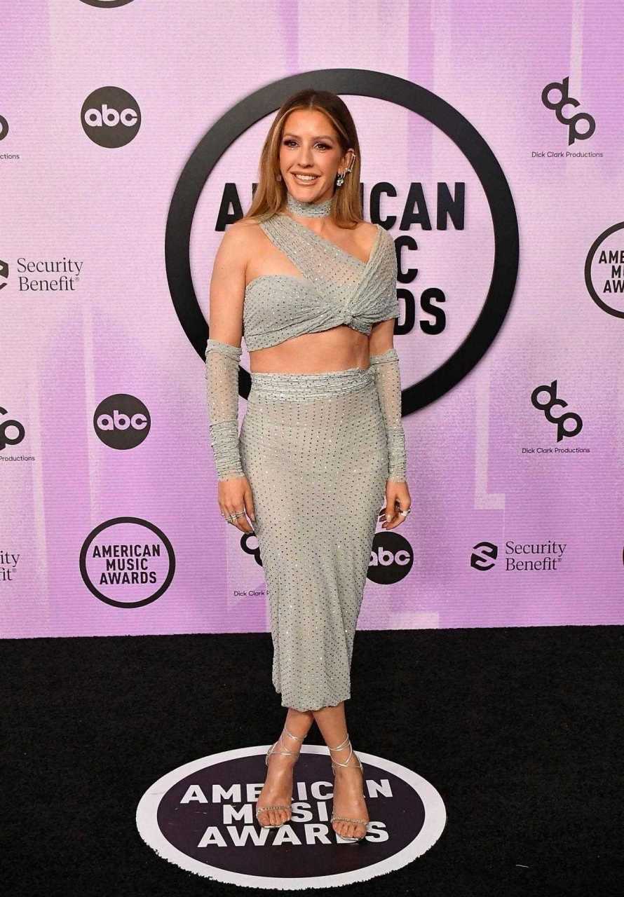 实力歌手 埃利·古尔丁亮相音乐奖活动,身穿蓝色美裙亮相[不高兴]