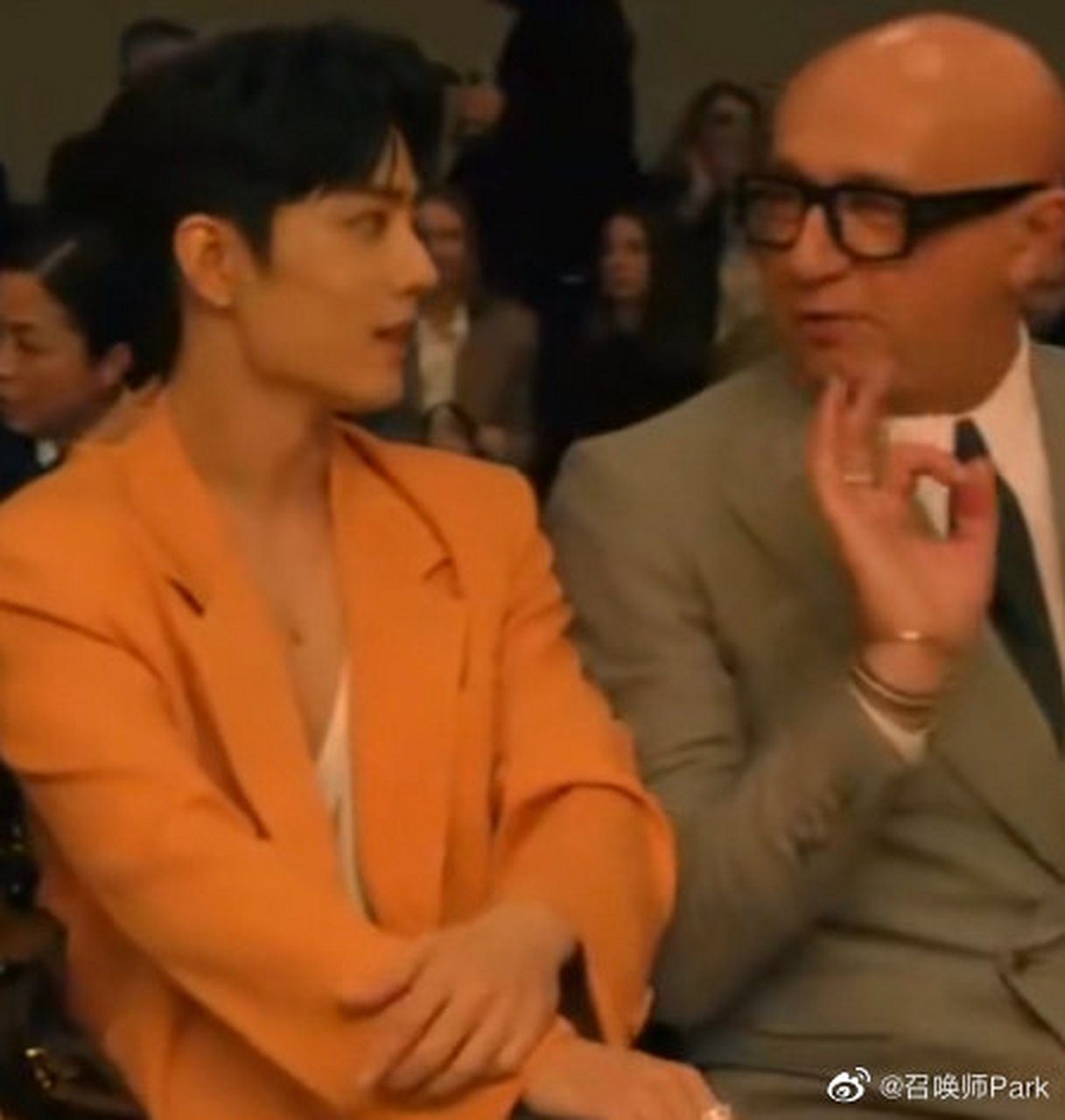 肖战穿橘色西服现身gucci秀场,与gucci的ceo同框