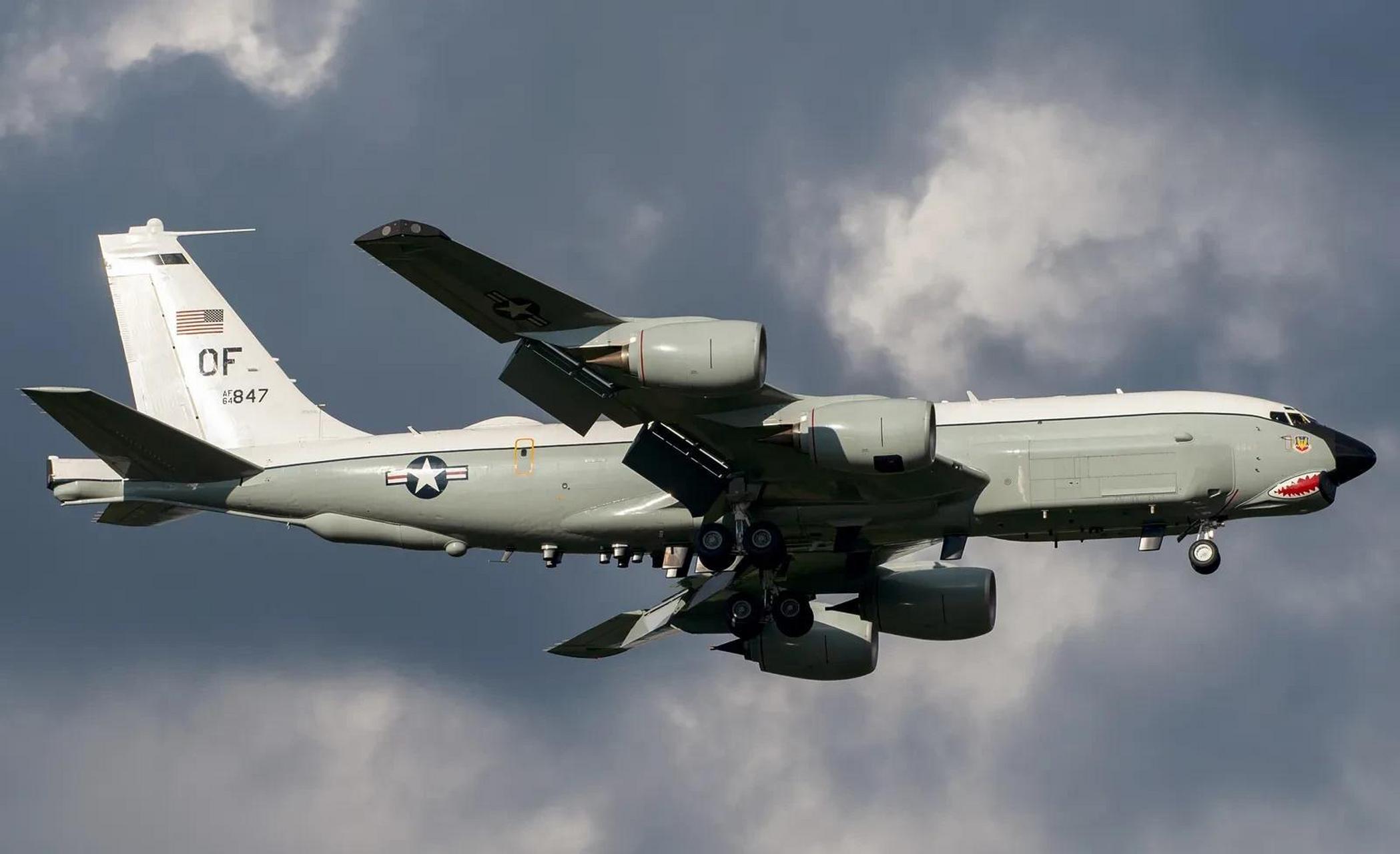 美国空军rc-135u情报收集机一架,今天中午再度飞临我广东外海,对我