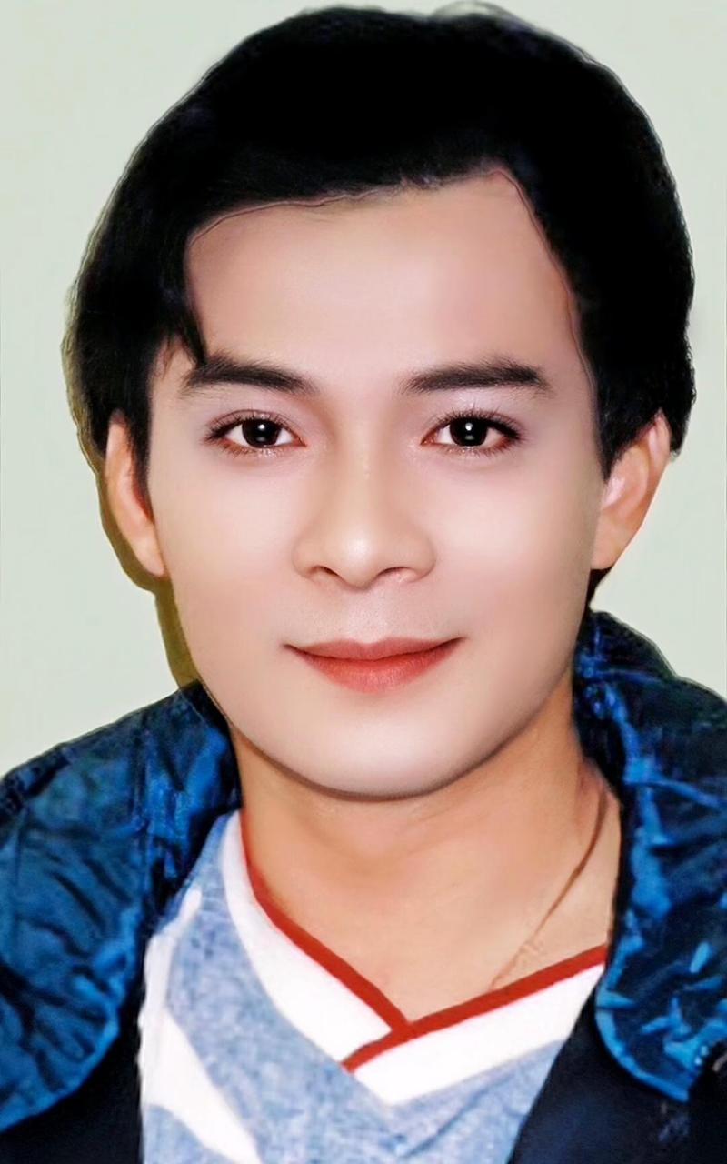 说到黄日华第一想到的就是乔峰,满脸络腮胡的粗糙汉子,你可知道他年轻