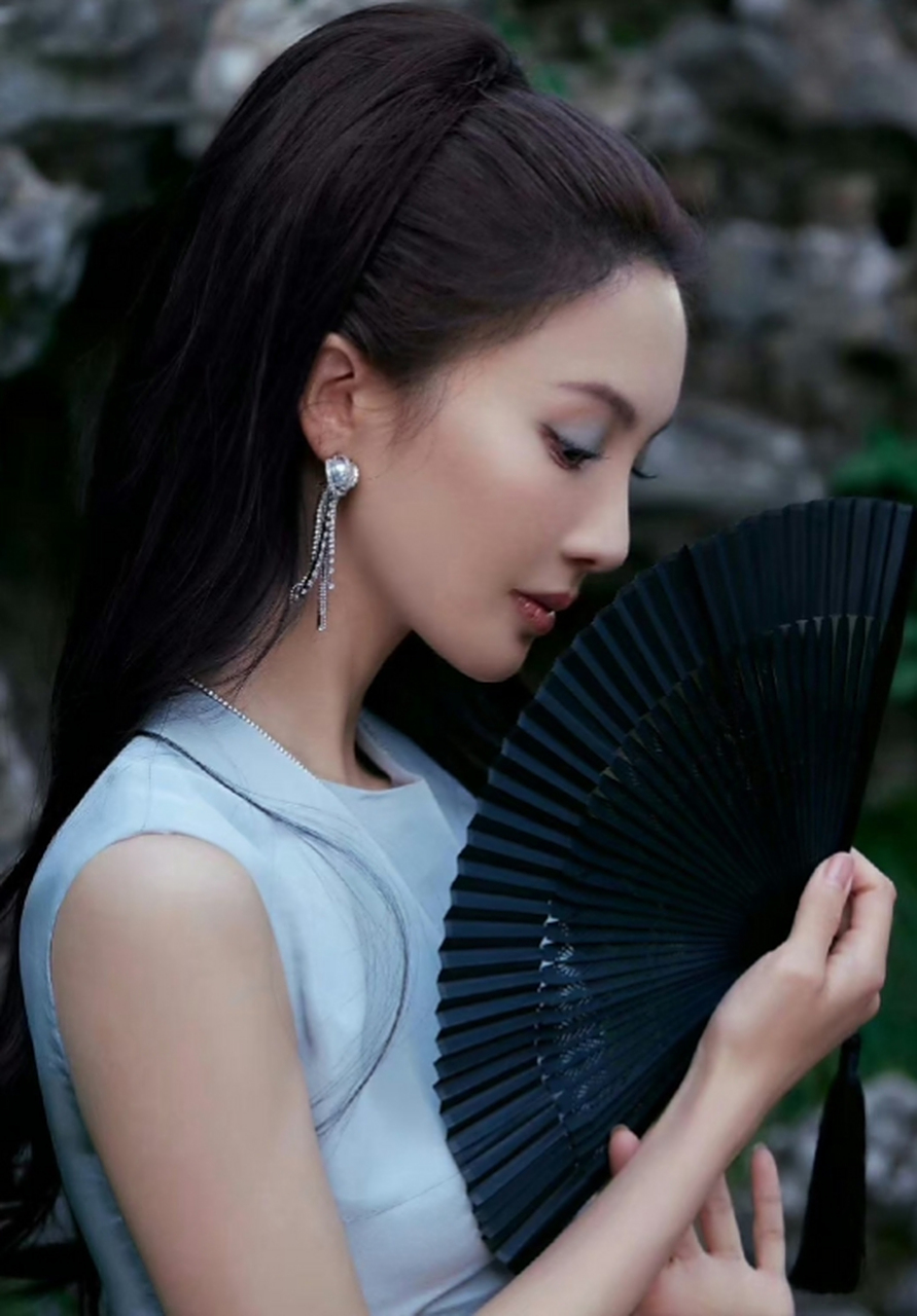 优质作者榜# 温婉贤淑,美撼凡尘的#金晨# 仙蓝色降温眼妆,娇艳欲滴