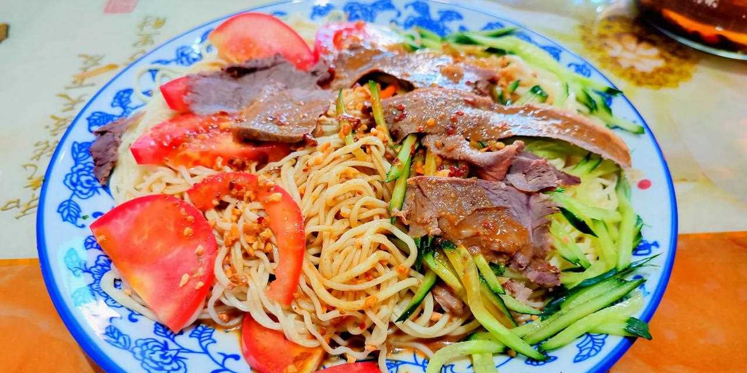 周一的早晨,从一盘牛肉凉面开始,话说呼和浩特这家牛肉面馆早起生意就