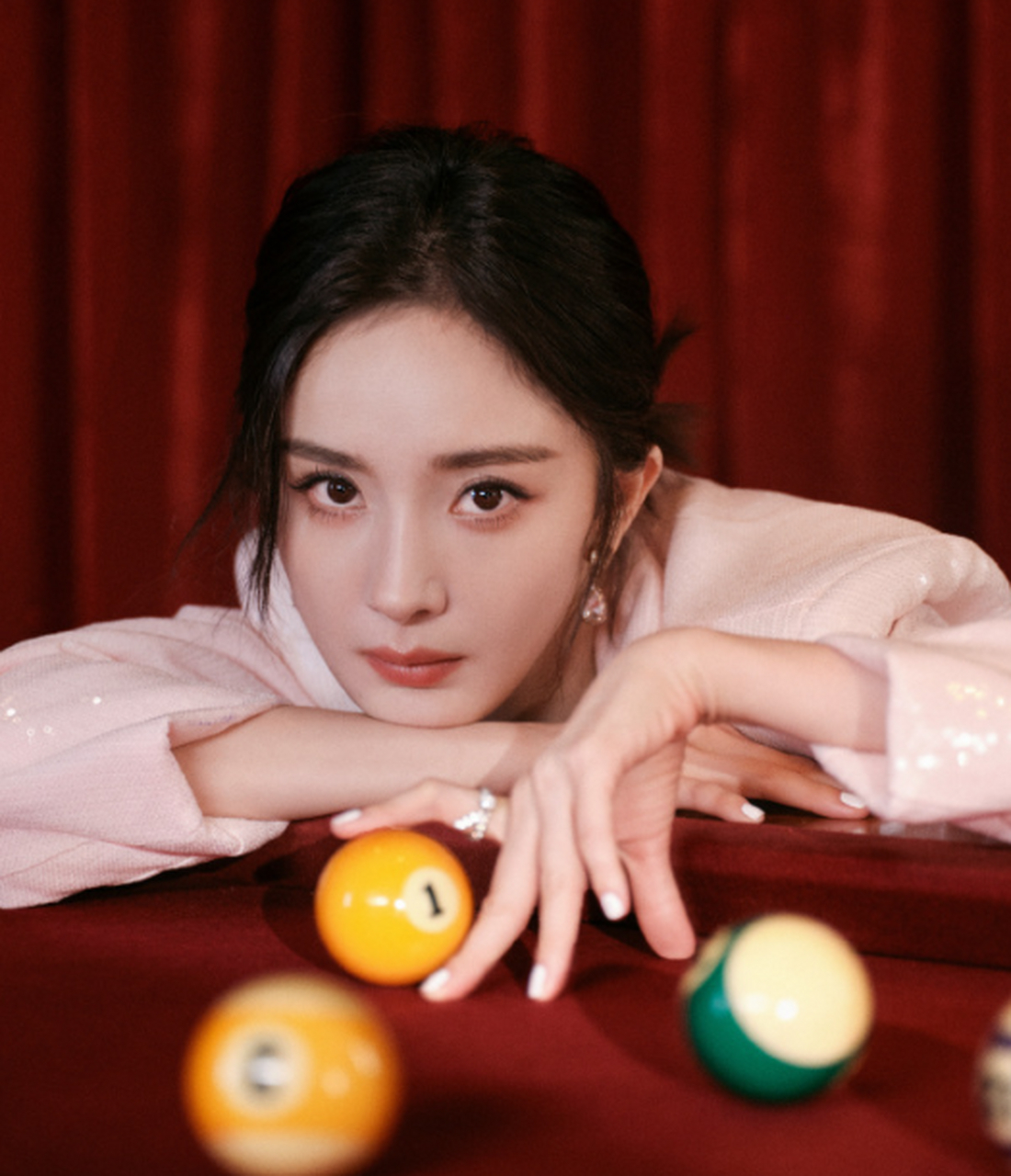 杨幂这台球造型一出,全网都在说幂姐你好美呀 #杨幂粉色亮片西装