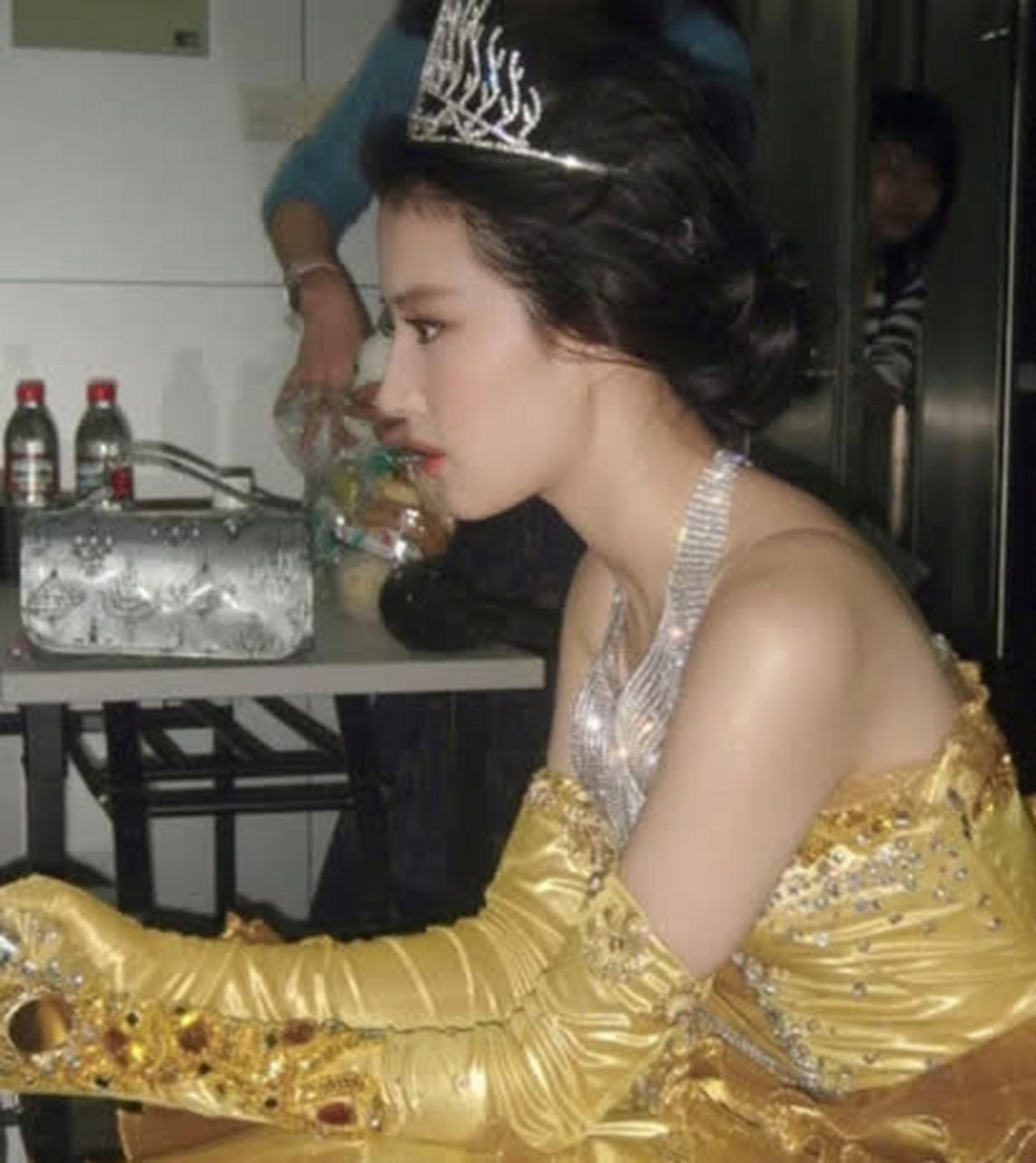 19岁刘亦菲夺得金鹰女神! 美丽的[汗]