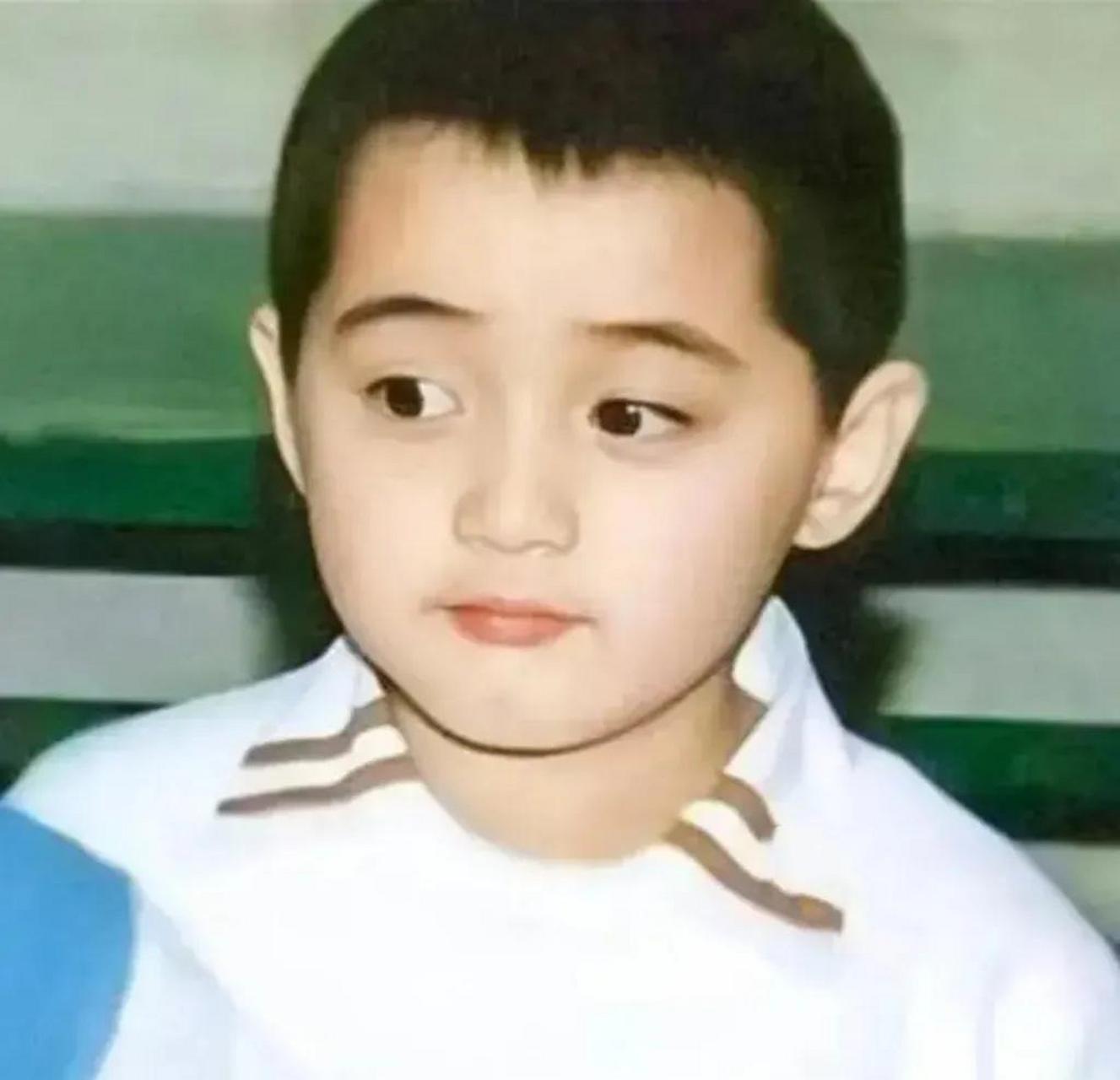 在上世纪80年代,一个聪明机灵的小男孩的照片开始出现在人们的视线中.