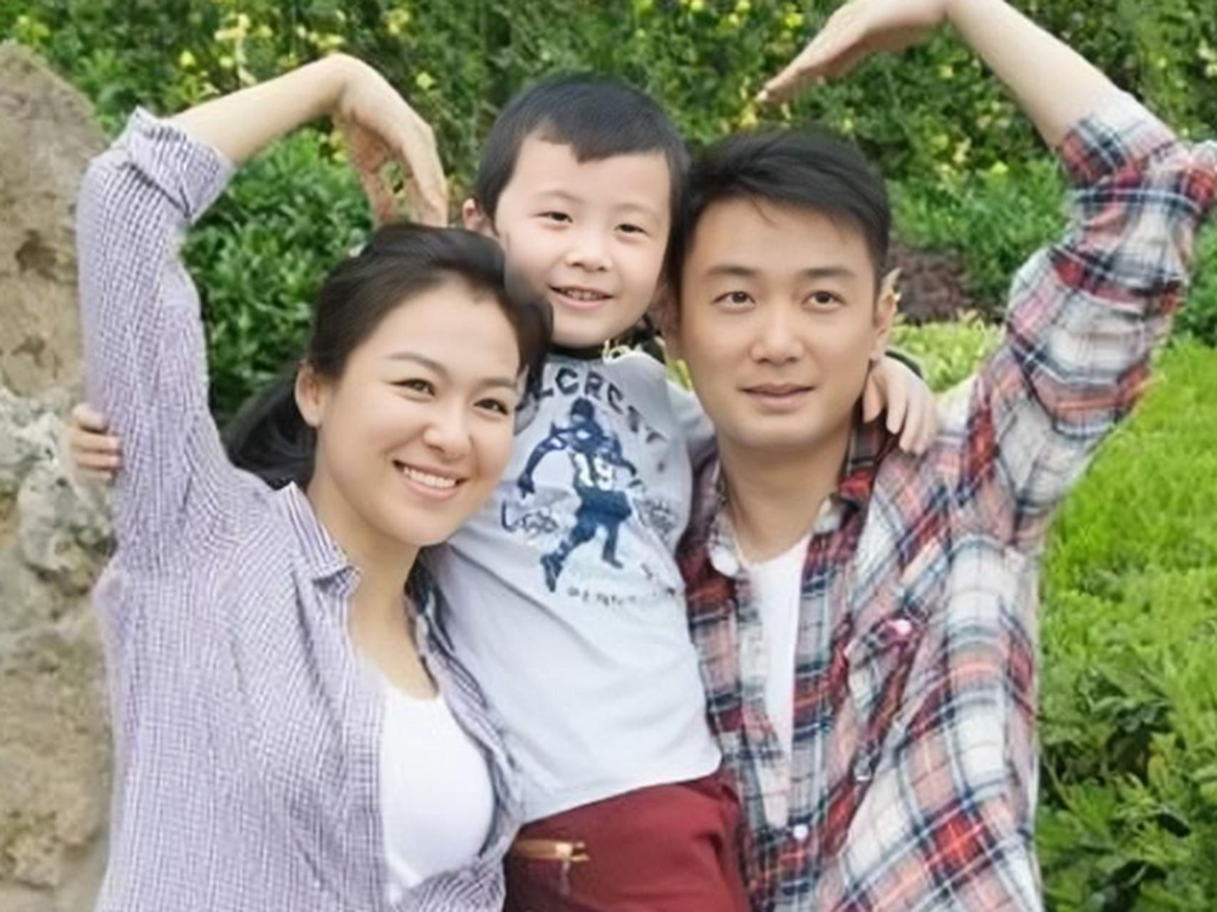 "古装女神"沈傲君和她的神秘老公的合影,据说沈傲君老公是乾隆皇帝