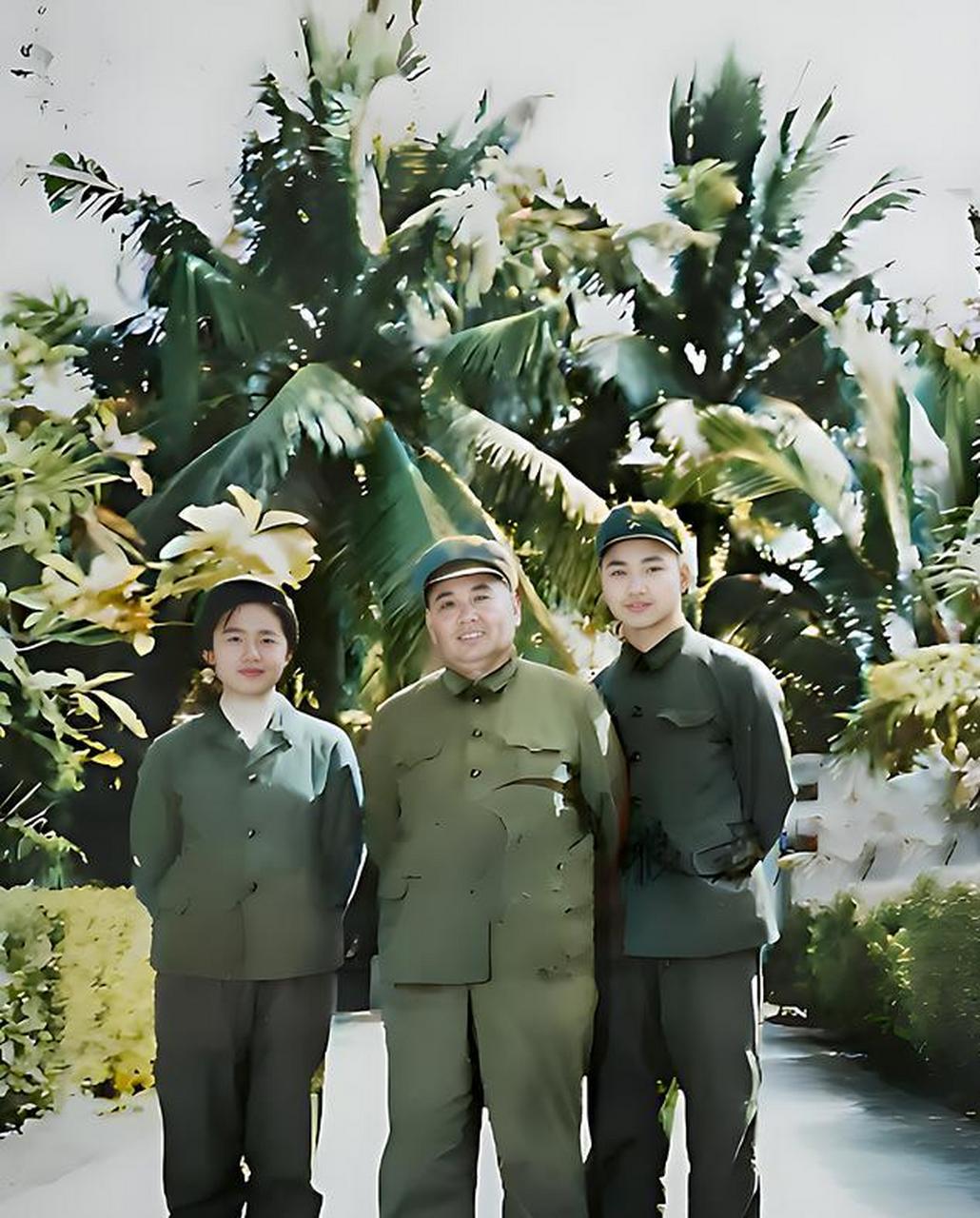 1987年,刘斌将军来到麻栗坡陵园,看望儿子时,一张照片引起了他的好奇